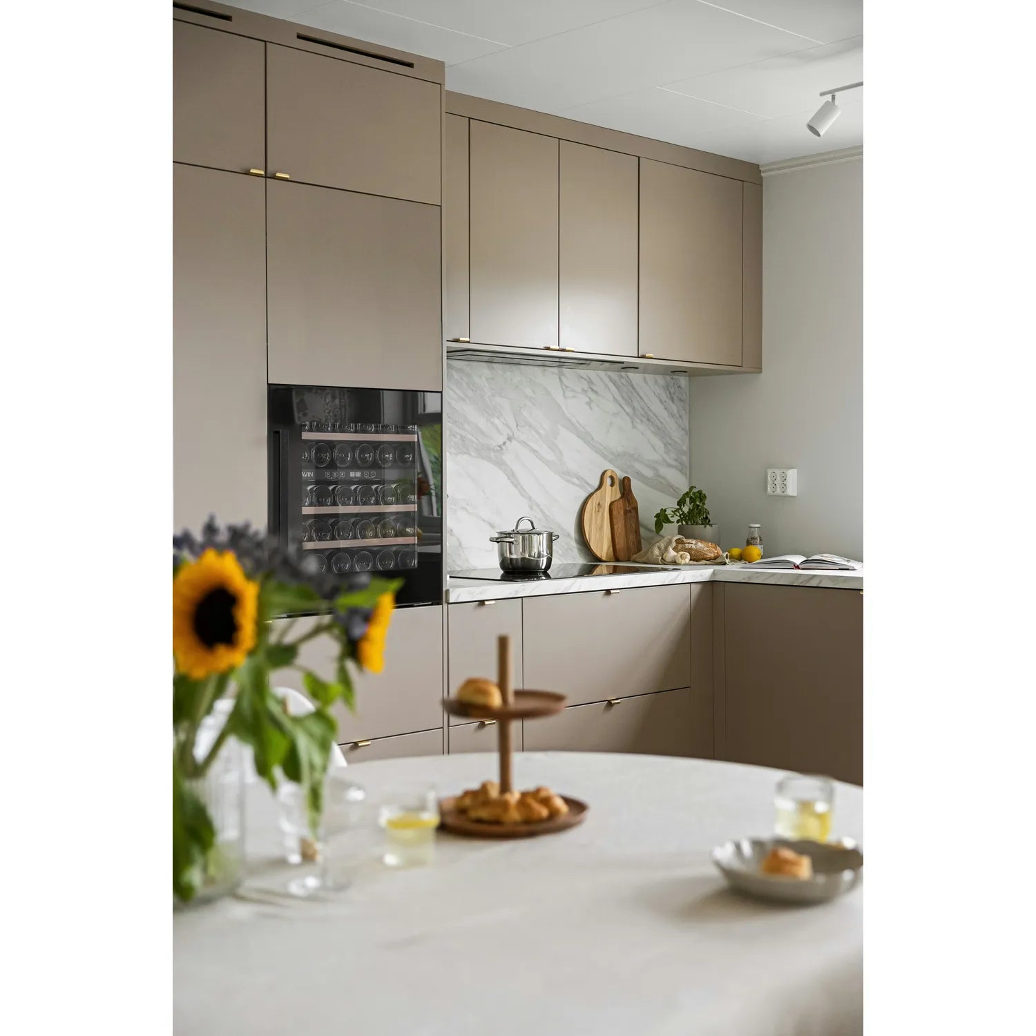Vinoteca Cavin Scandinavian Collection 60 Fullglass Black de 30 botellas instalada en cocina moderna.