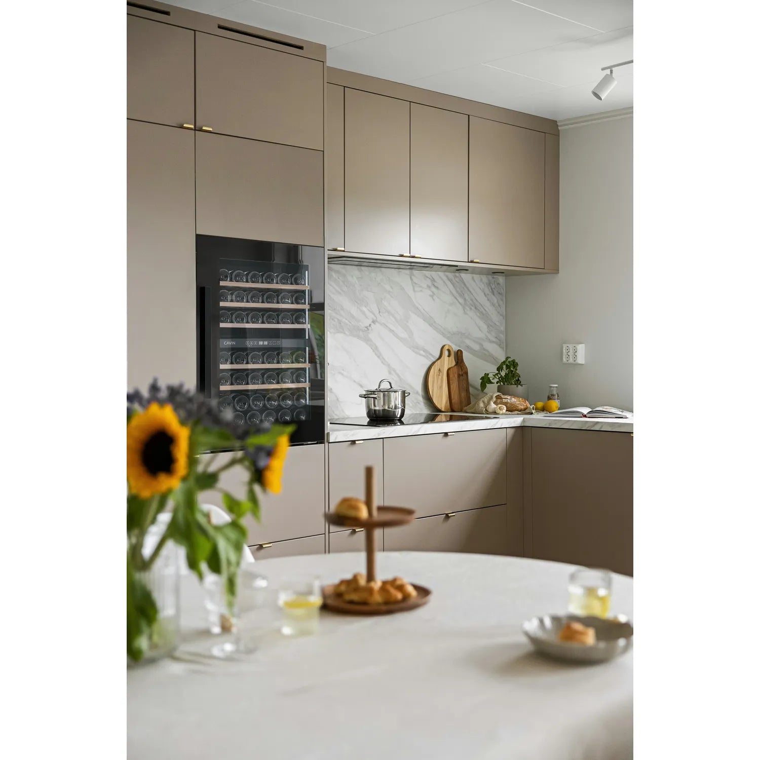 Vinoteca Cavin Scandinavian Collection 90 Fullglass Black de 42 botellas instalada en columna de cocina moderna.