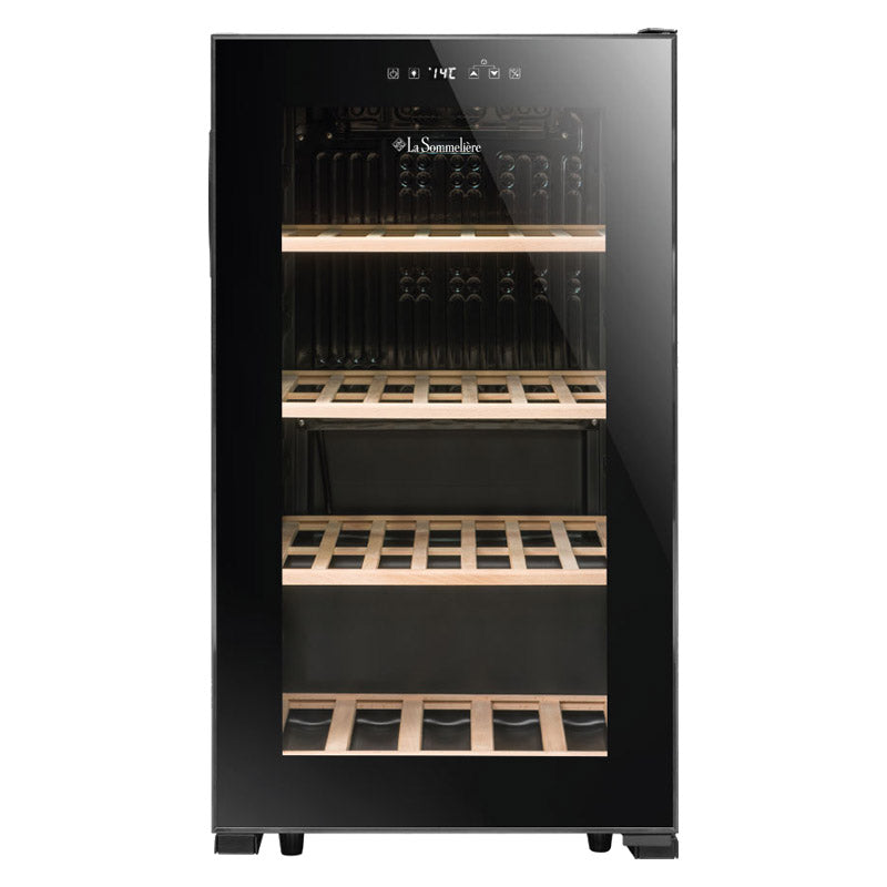 Vista de la Vinoteca 52 botellas La Sommelière LS52 Black completamente abastecida con botellas de vino