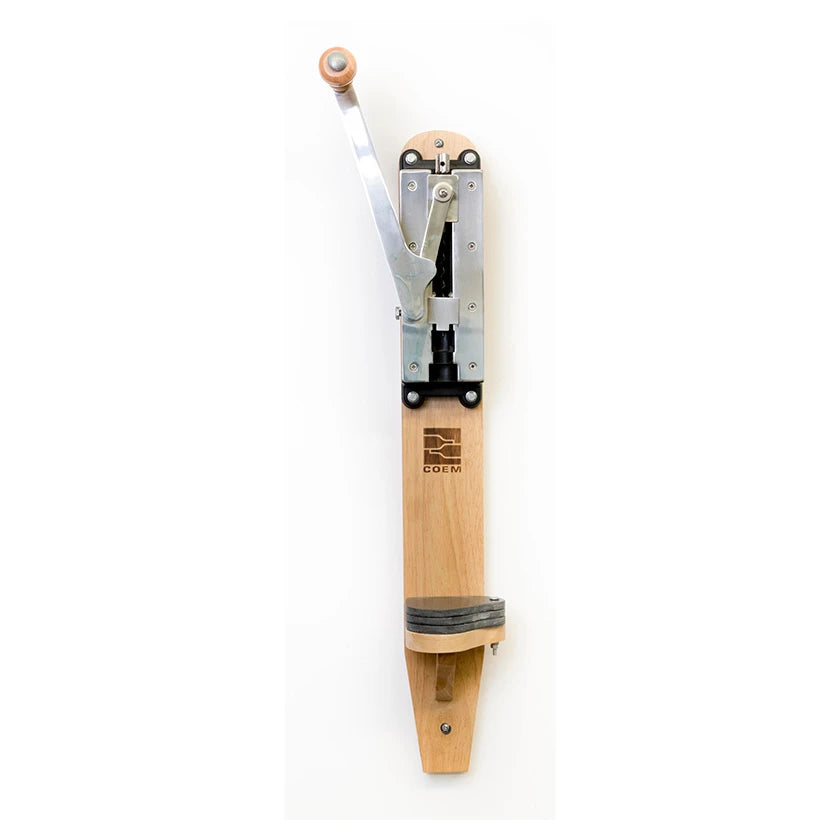 Coem descorchador de pared tipo chigre, vista del conjunto en acero inoxidable y madera.