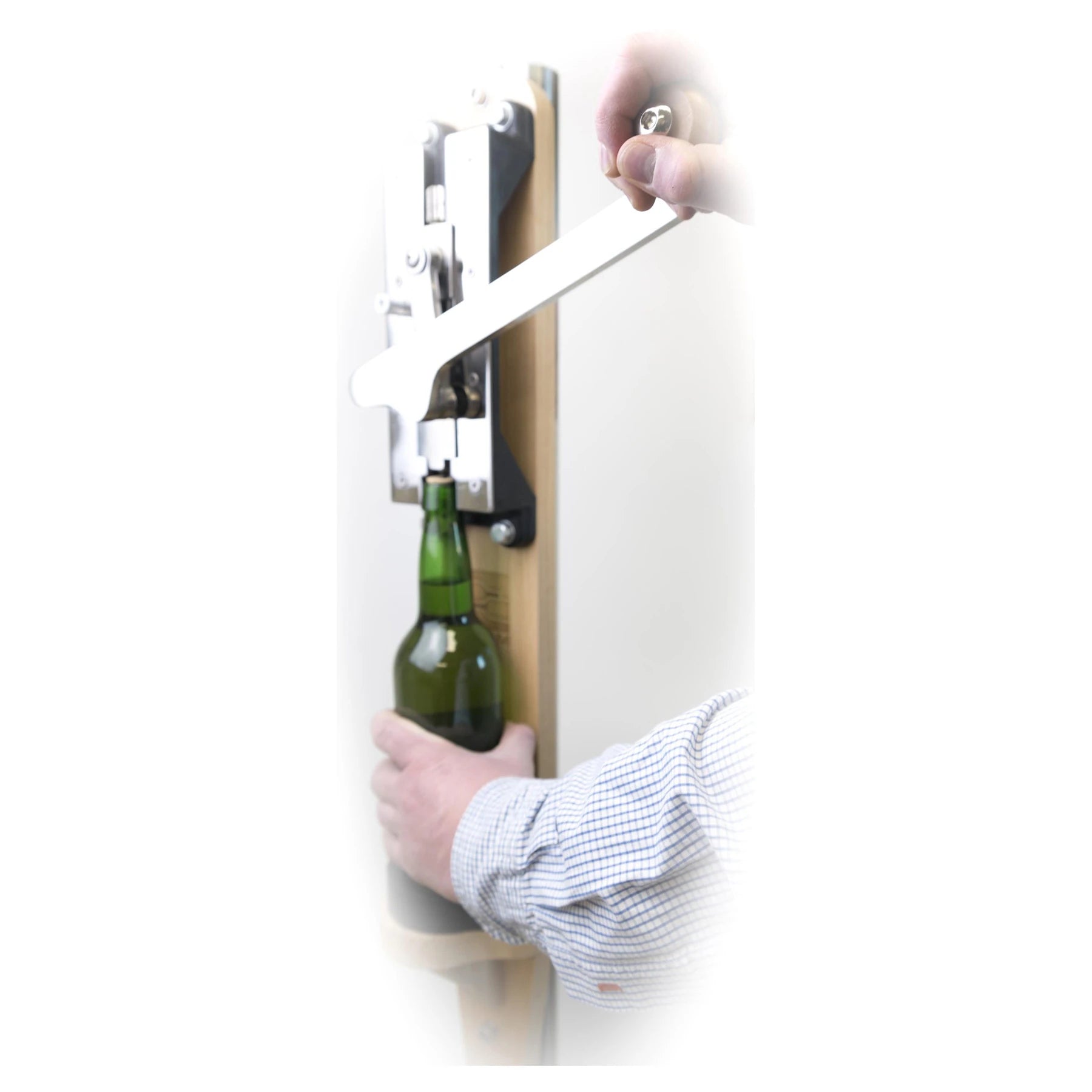 Descorchador de pared Coem, detalle del sistema metálico de apertura para botellas de sidra.