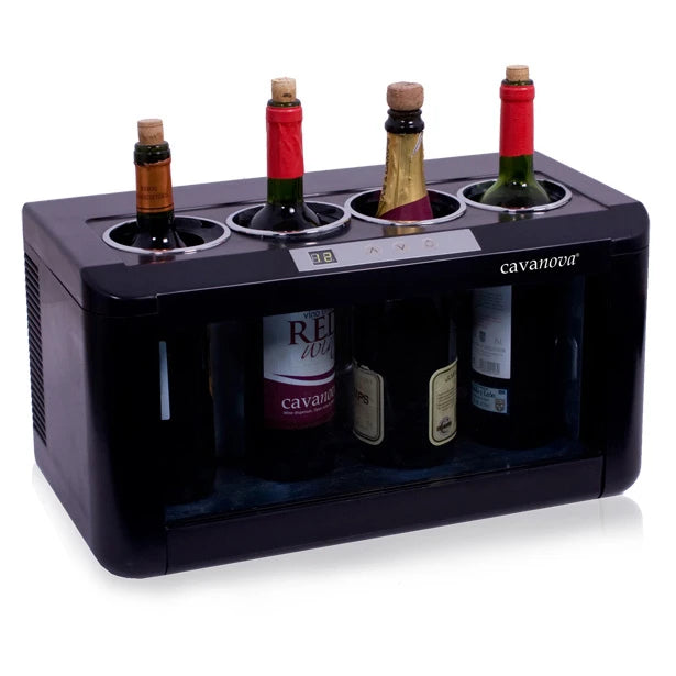Enfriador de vino horizontal Cavanova para 4 botellas con diseño negro, panel digital superior y botellas parcialmente visibles en compartimentos individuales.