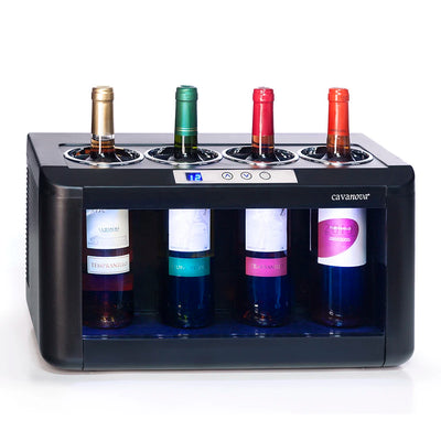 Enfriador de vino Cavanova OW004 con capacidad para 4 botellas en posición vertical, diseño compacto y horizontal en color negro, con control digital de temperatura en el panel frontal y ventana transparente que muestra las botellas refrigeradas.