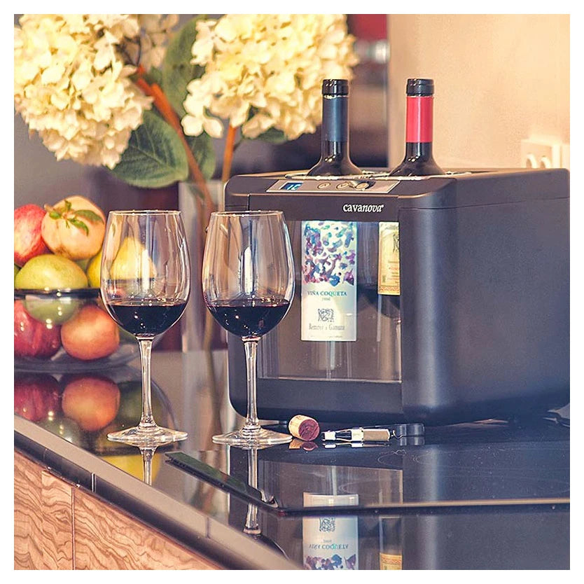 Enfriador de vino Cavanova en una cocina con dos copas de vino tinto servidas y utensilios de vino sobre la encimera.