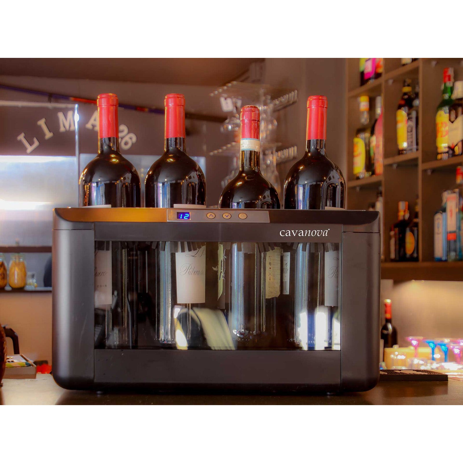 Enfriador de vino horizontal 4-5 botellas Cavanova OW004 Magnum vista lateral con 4 botellas de vino tinto en un bar