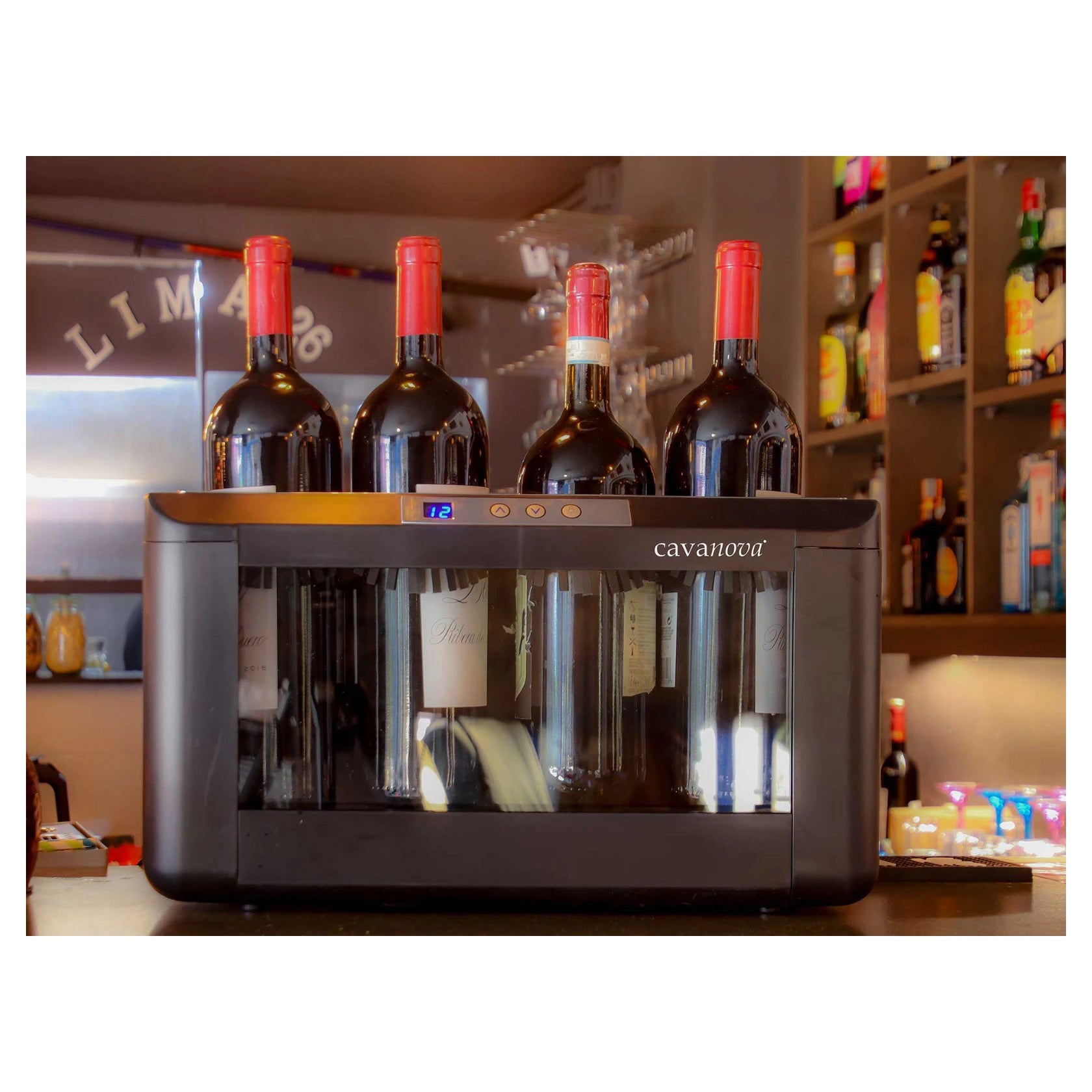 Enfriador de vino horizontal 4-5 botellas Cavanova OW004 Magnum vista lateral con 4 botellas de vino tinto en un bar