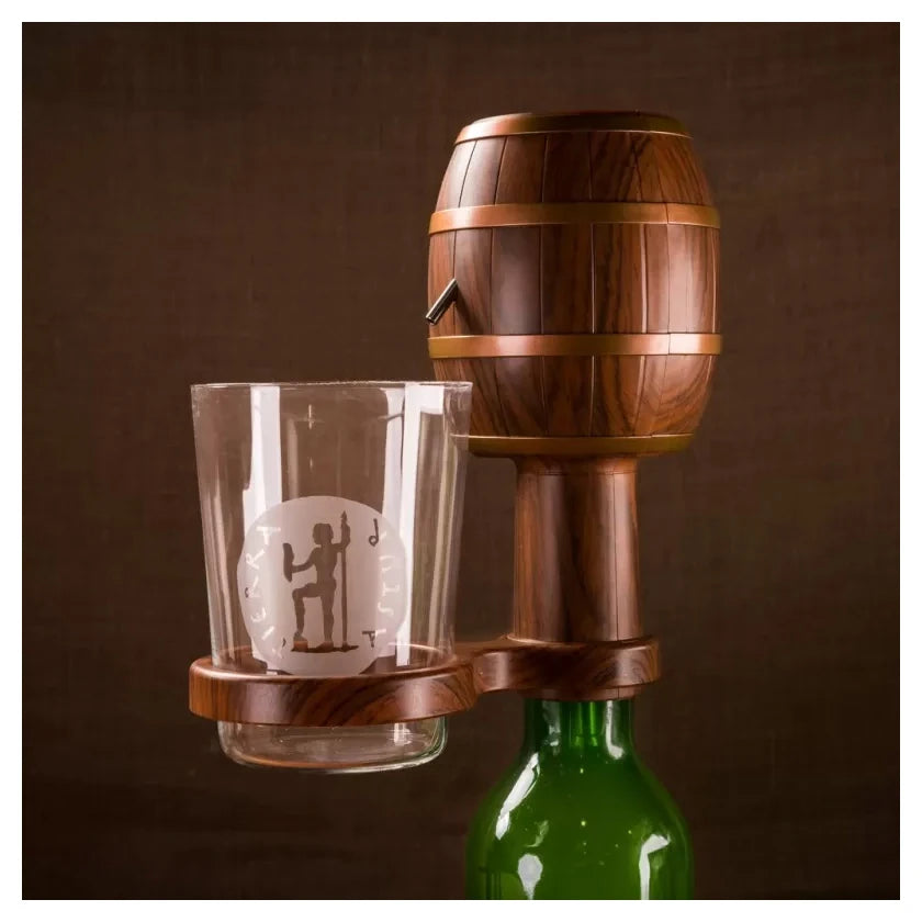 Coem BARRIL, detalle del escanciador eléctrico con base, vaso inclinado y botella de sidra.