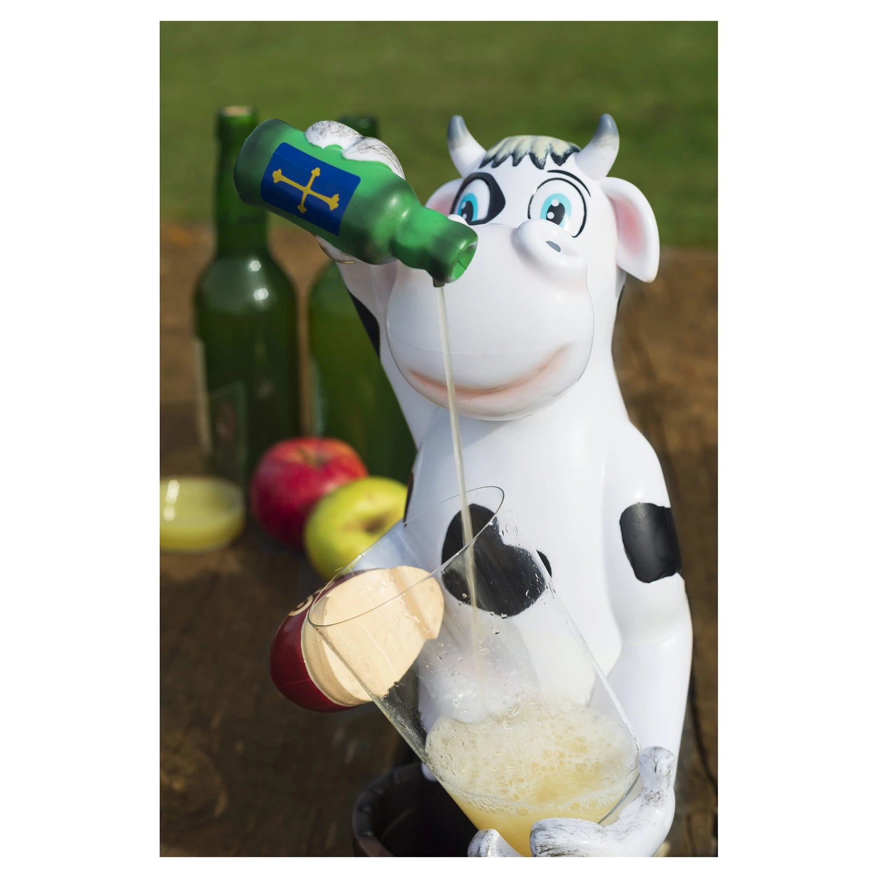 Escanciador de sidra Coem FLORA, vista del conjunto con figura de vaca, botella y vaso.