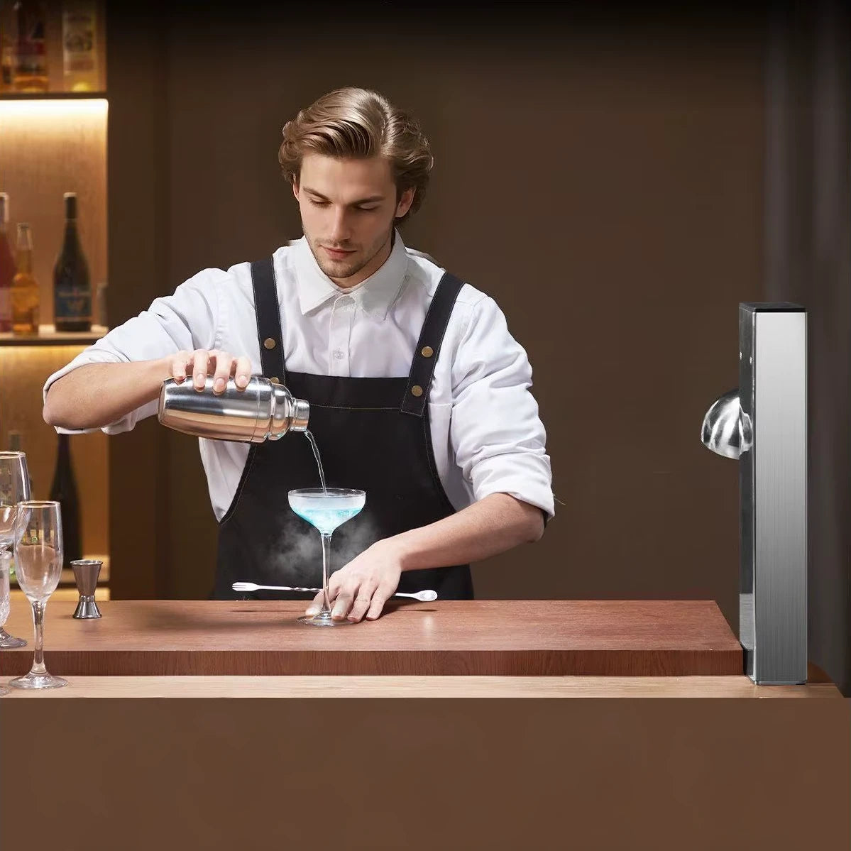 Escarchador de copas y vasos Frosterglass NS Cavanova en uso por un barman sobre barra.