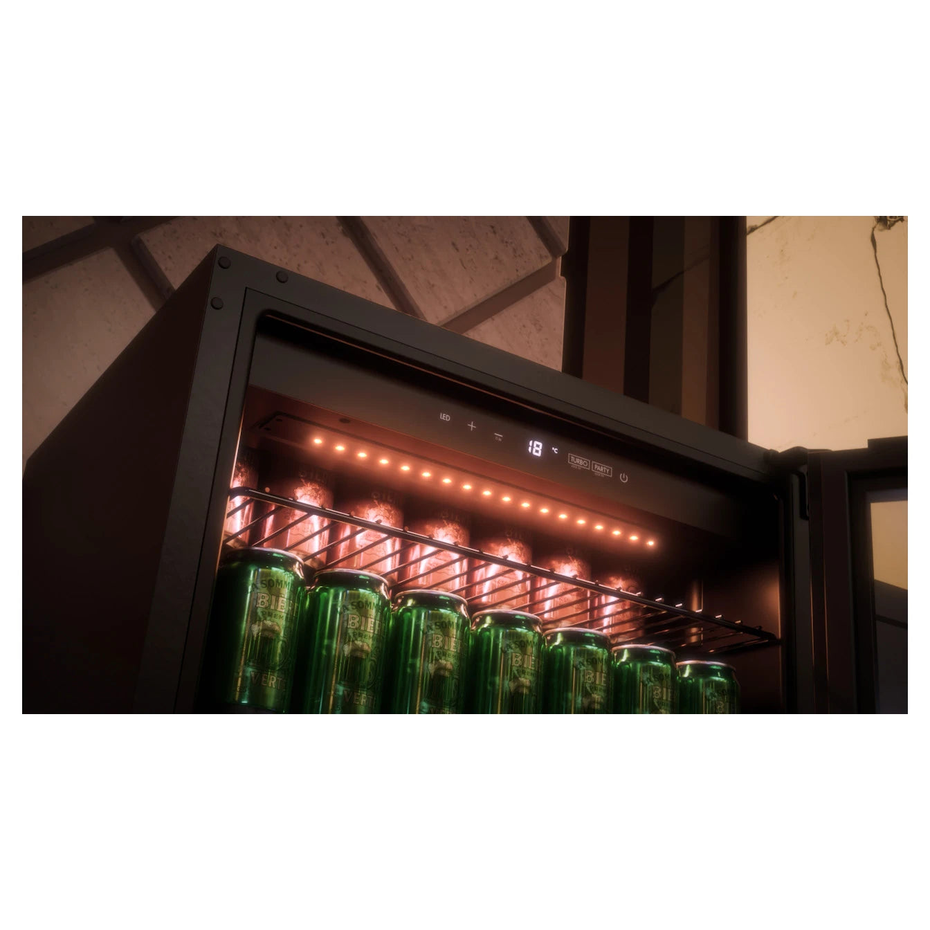 Detalle interior de la nevera La Sommelière BEER150 con latas de cerveza verdes, luz LED superior cálida y panel digital con temperatura visible.