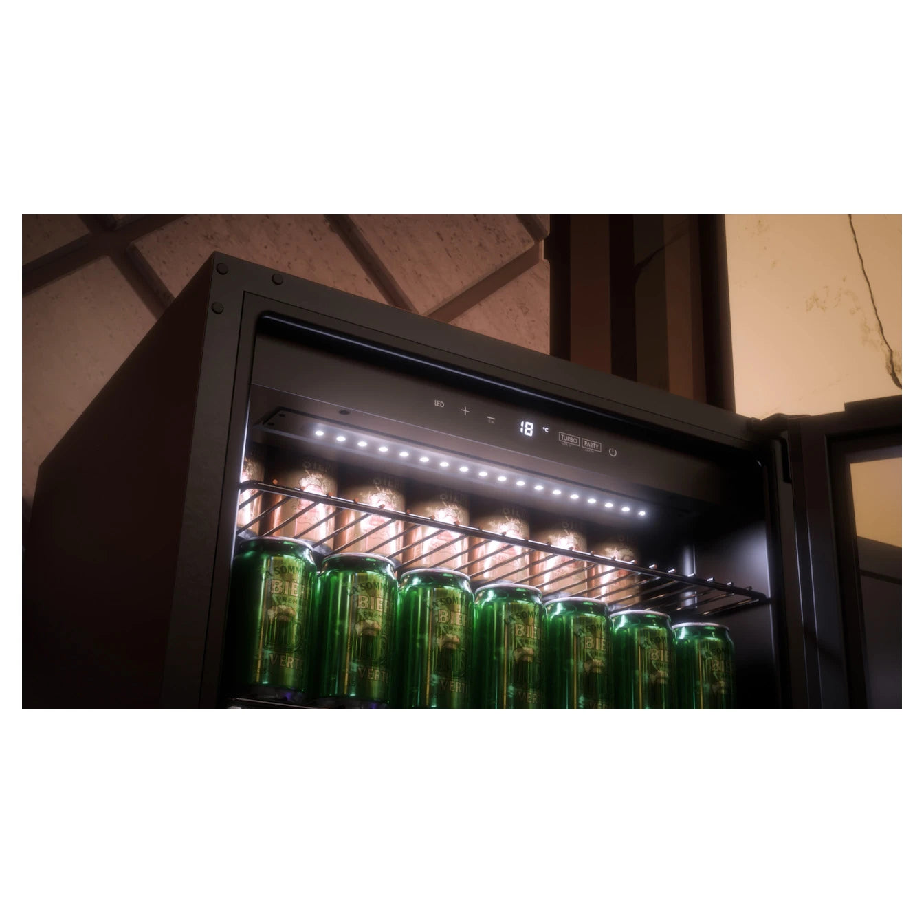 Interior de la nevera La Sommelière BEER150 con latas de cerveza verdes organizadas, luz LED blanca en la parte superior y panel digital a 1.8 °C.