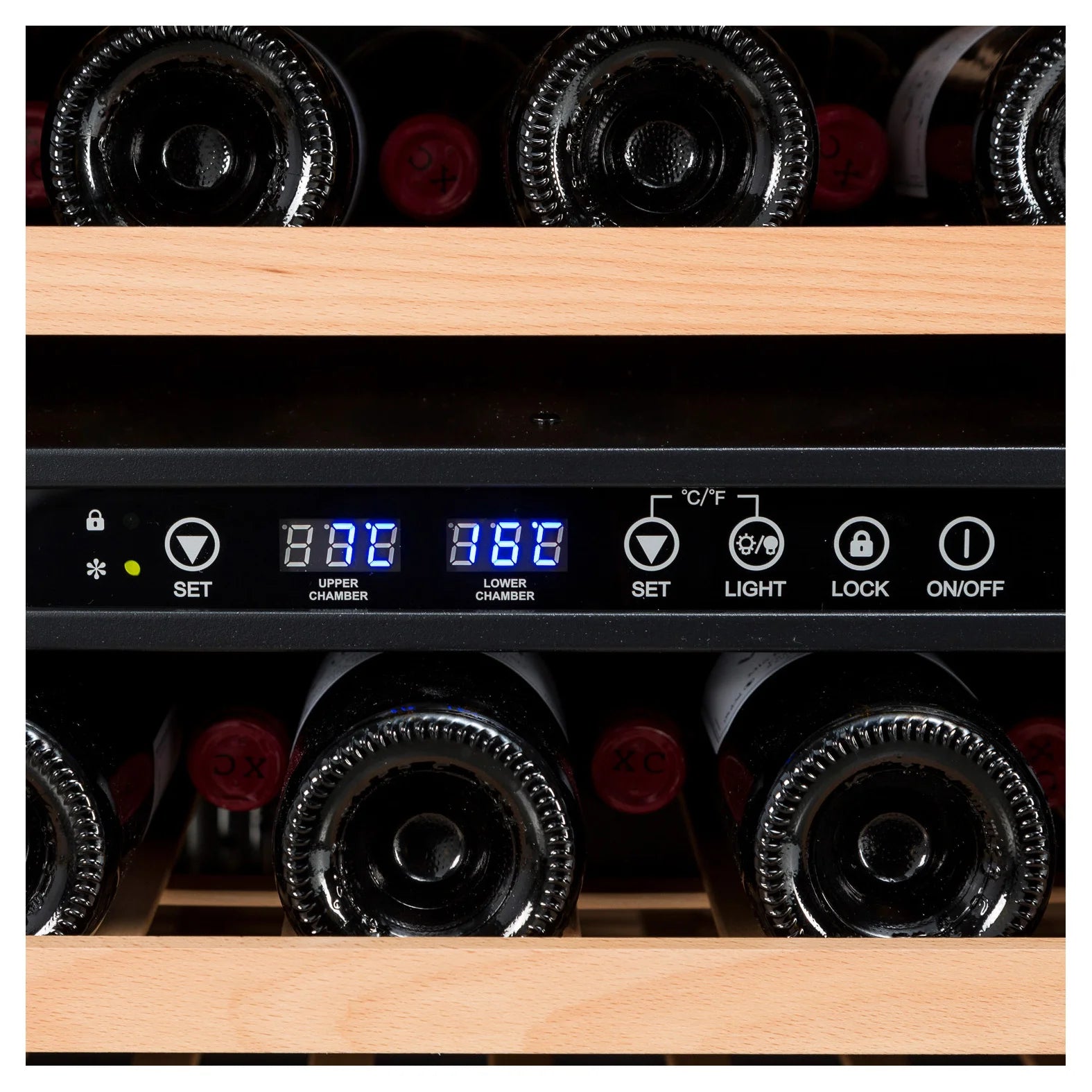 Interior de la vinoteca Vinobox V40 GC 2T Black con cuatro bandejas de madera y doble zona de temperatura.