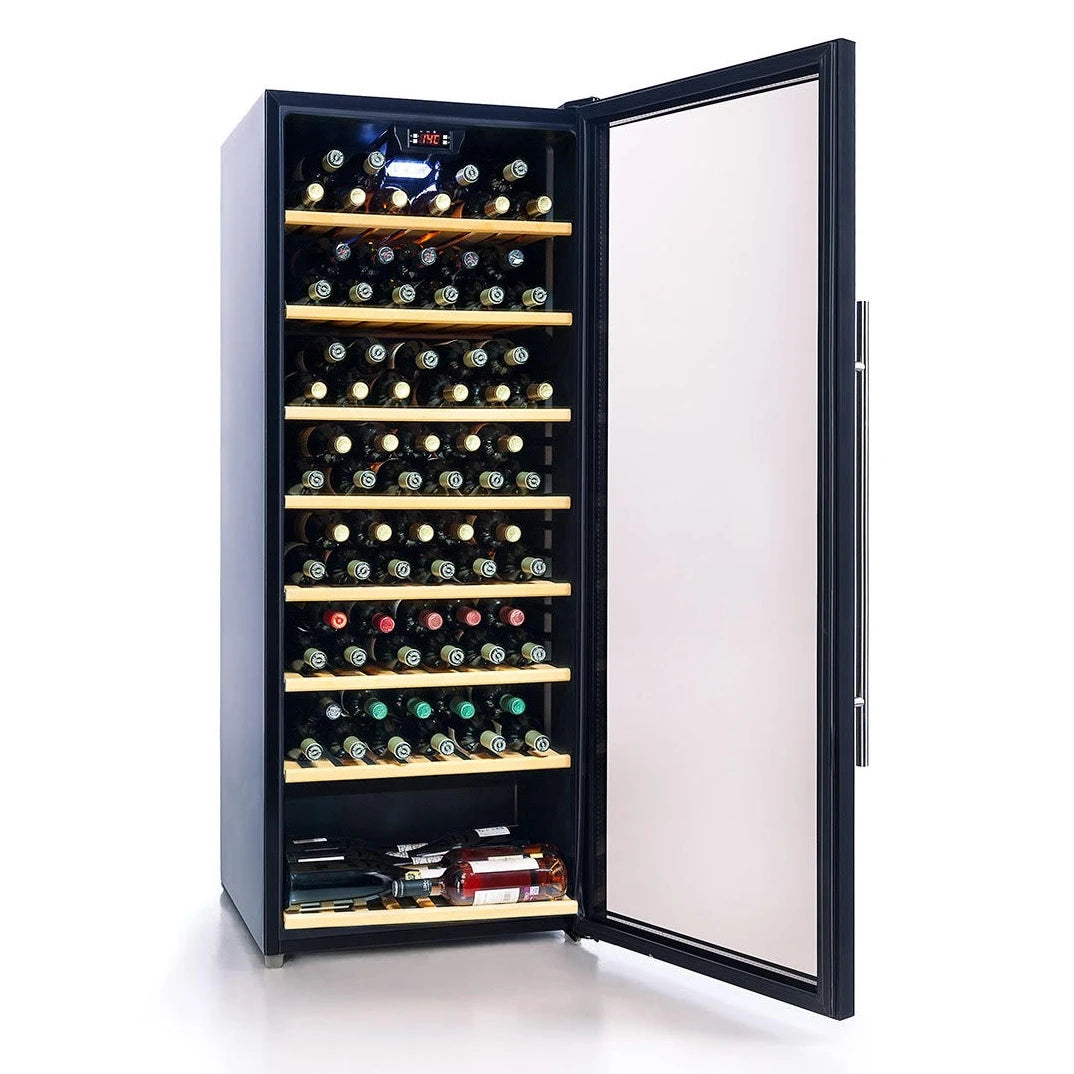 Vinoteca vertical Cavanova CV100T, negra, con puerta abierta y botellas de vino almacenadas en estantes de madera iluminados por luz interior.