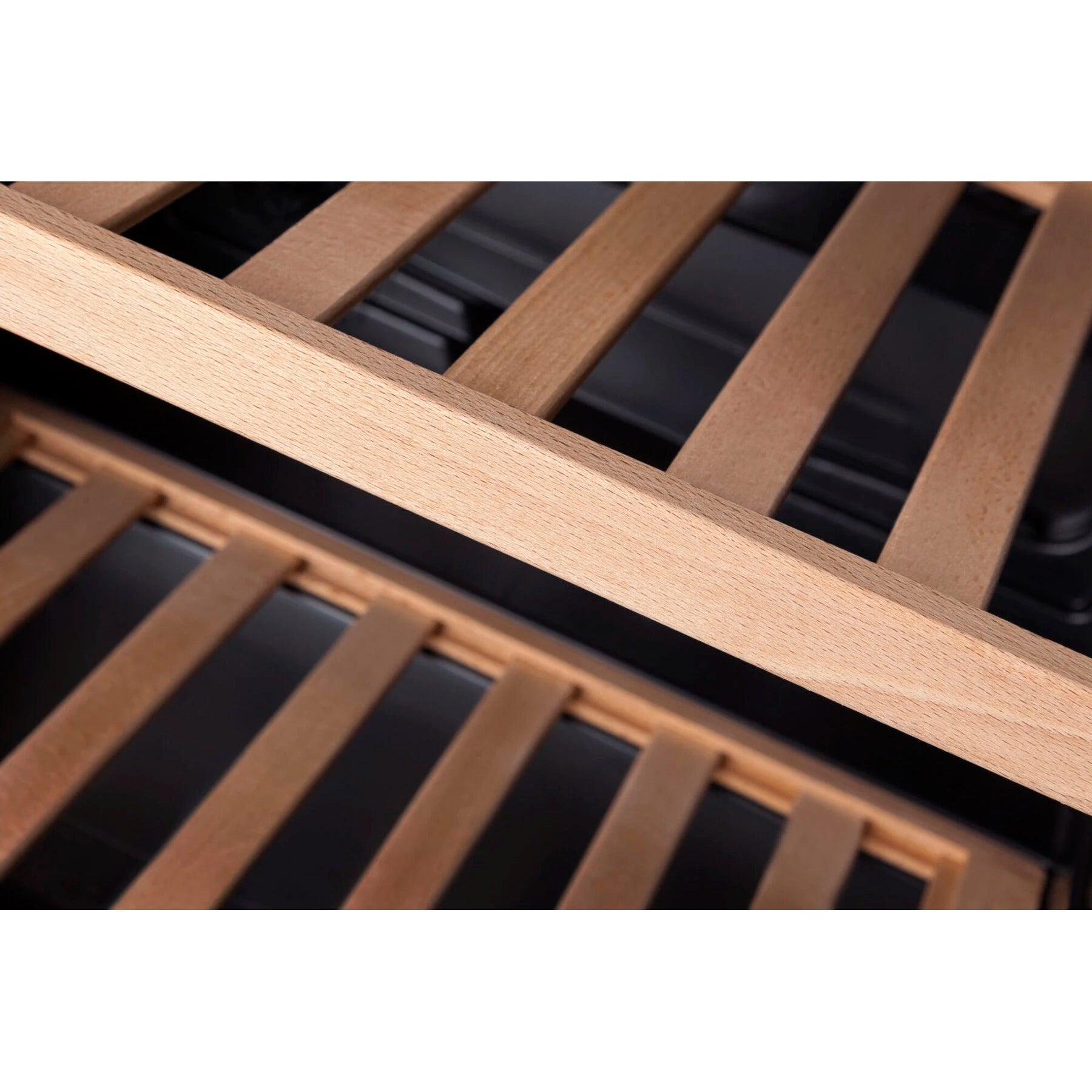 Primer plano de los estantes de madera clara y diseño de listones, utilizados para sostener botellas de vino en la vinoteca Cavanova CV100T