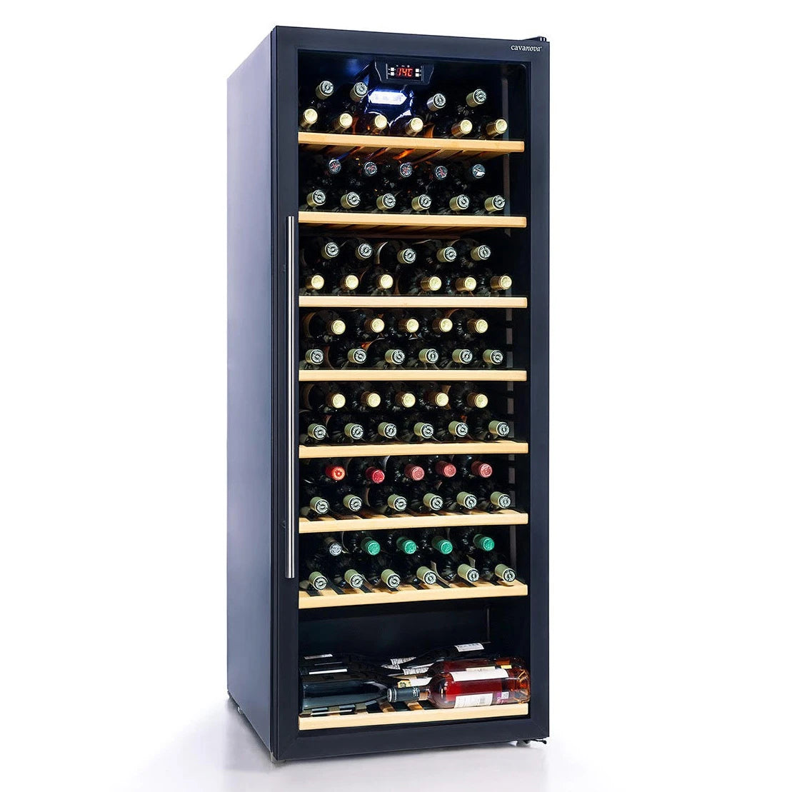 Vinoteca Cavanova CV100T, con puerta de cristal cerrada, mostrando botellas de vino dispuestas horizontalmente sobre estantes de madera iluminados.