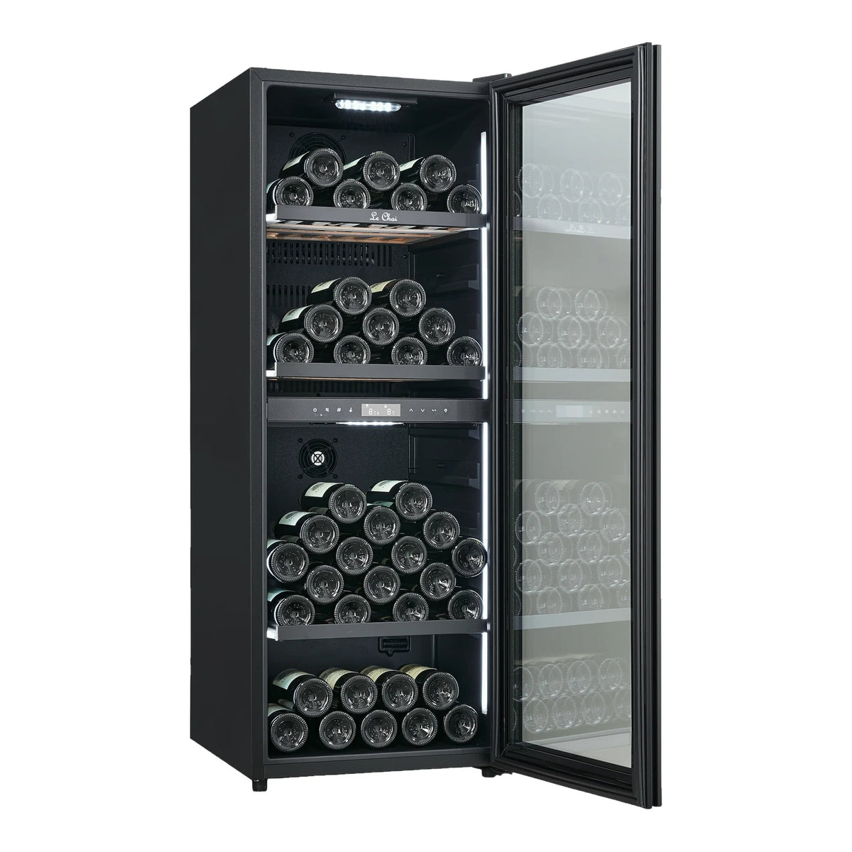 Vinoteca Le Chai LCT2FS100 de 100 botellas, vista de tres cuartos con la puerta abierta, llena de botellas y con la iluminación encendida.