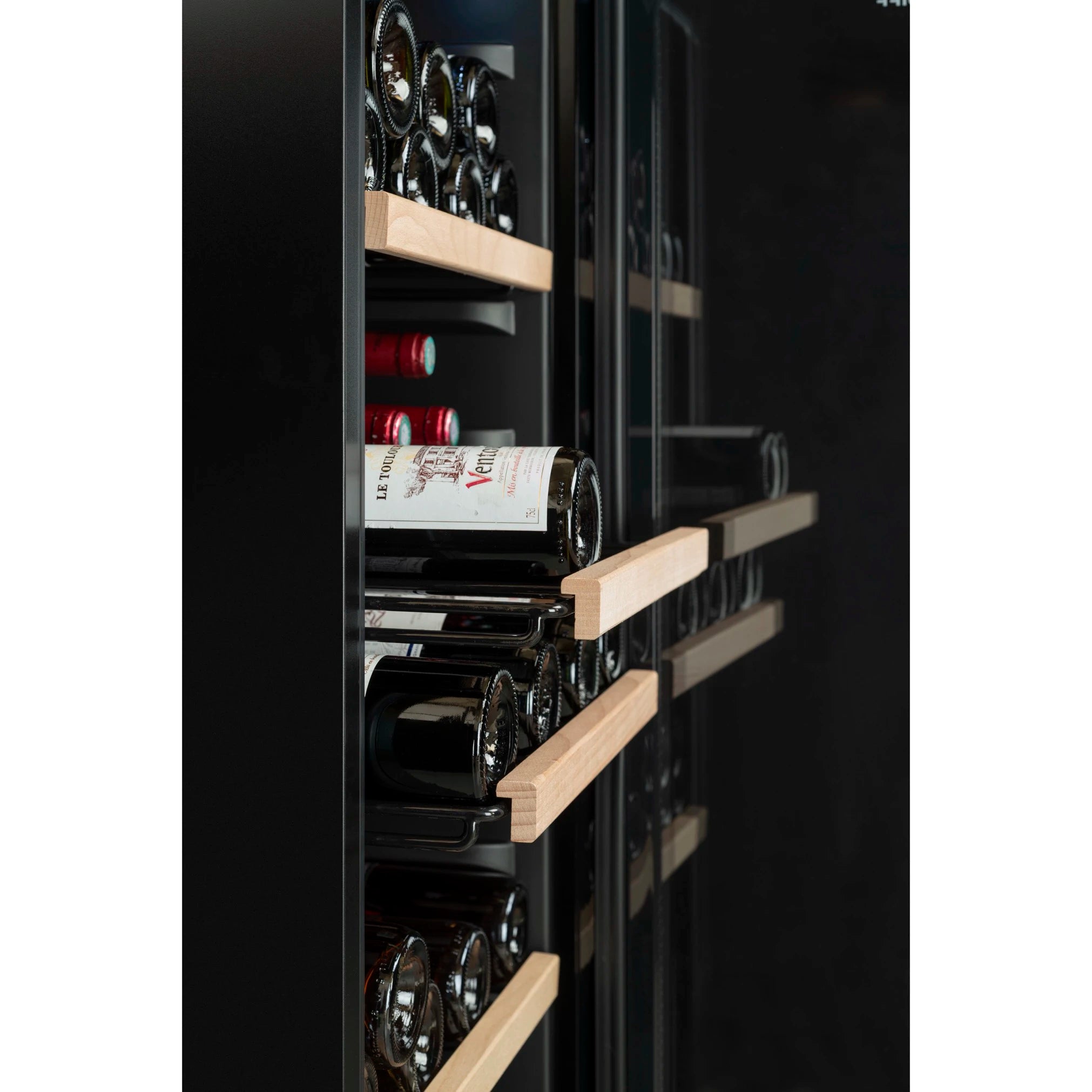 Vinoteca Climadiff CEPAGE108DZ de 108 botellas, vista del equipo con puerta acristalada.