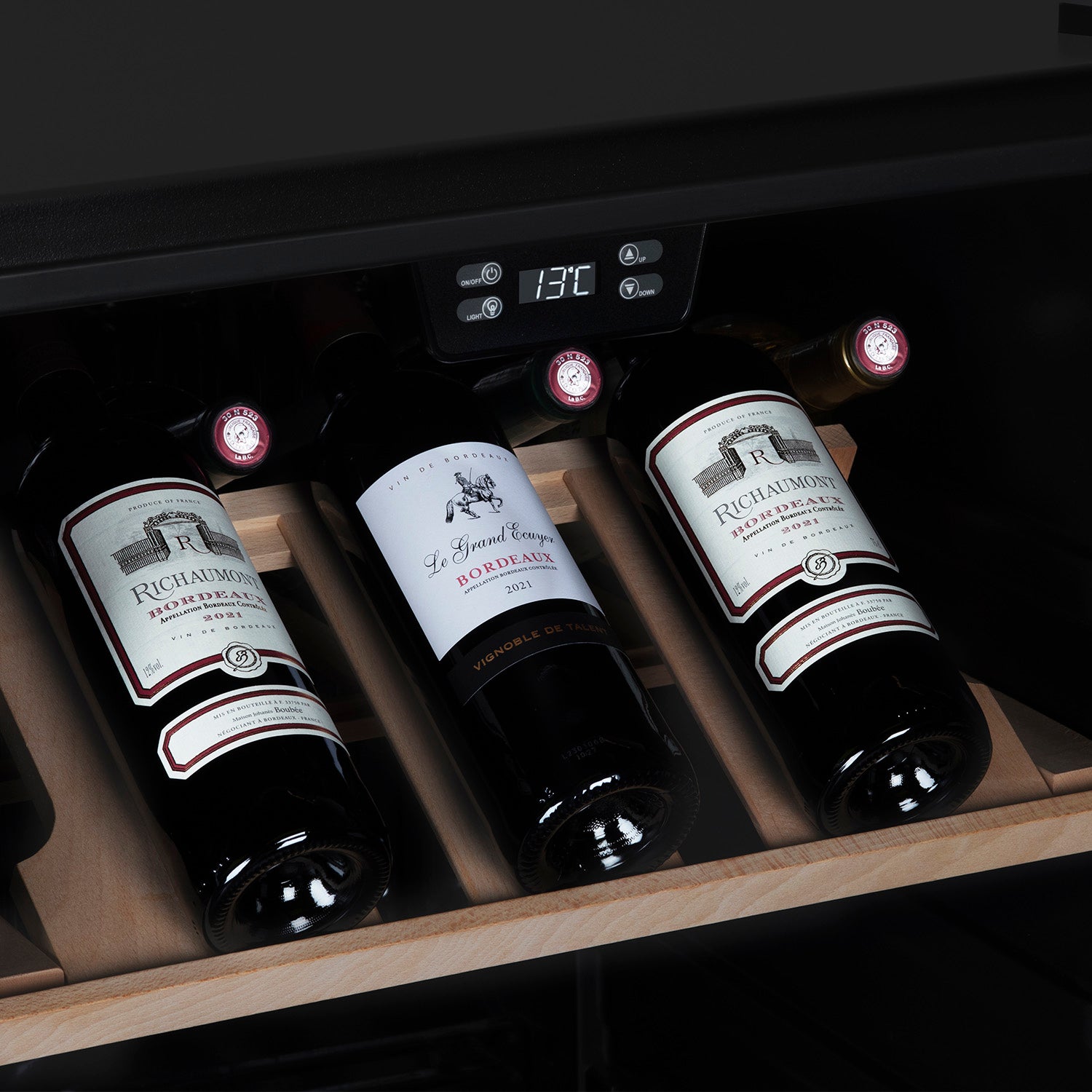 Vinoteca encastrable 108 botellas Les Petits Champs CAVCBD108 detalles de panel de control de temperatura y bandejas deslizantes con botellas de vino