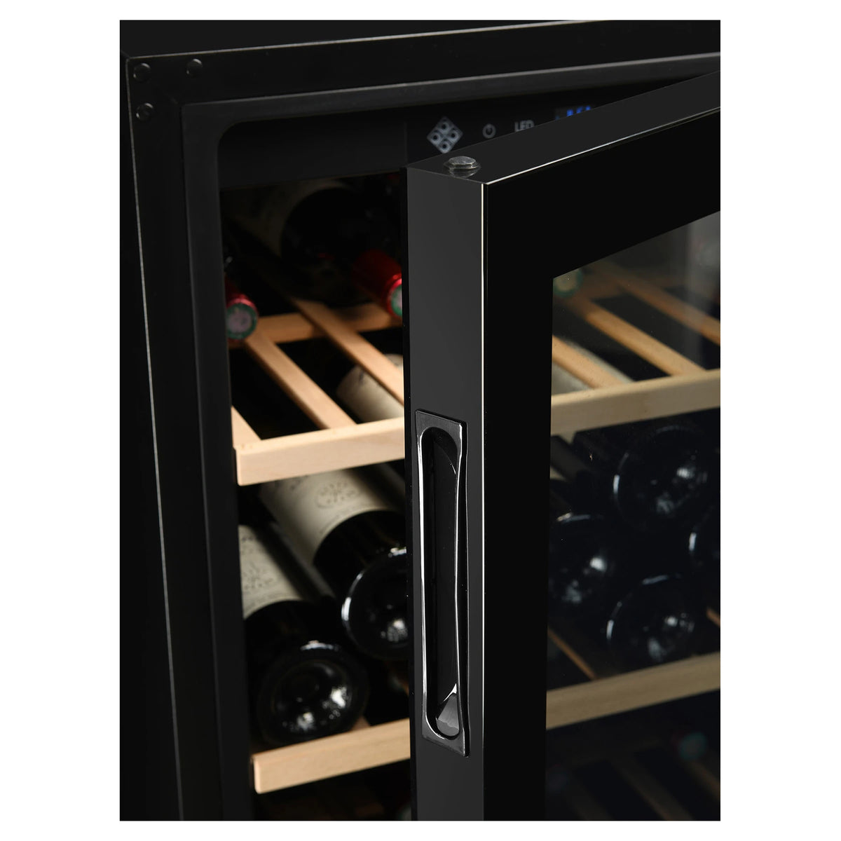Detail of the integrated handle and glass door of the La Sommelière SMART112 wine cooler