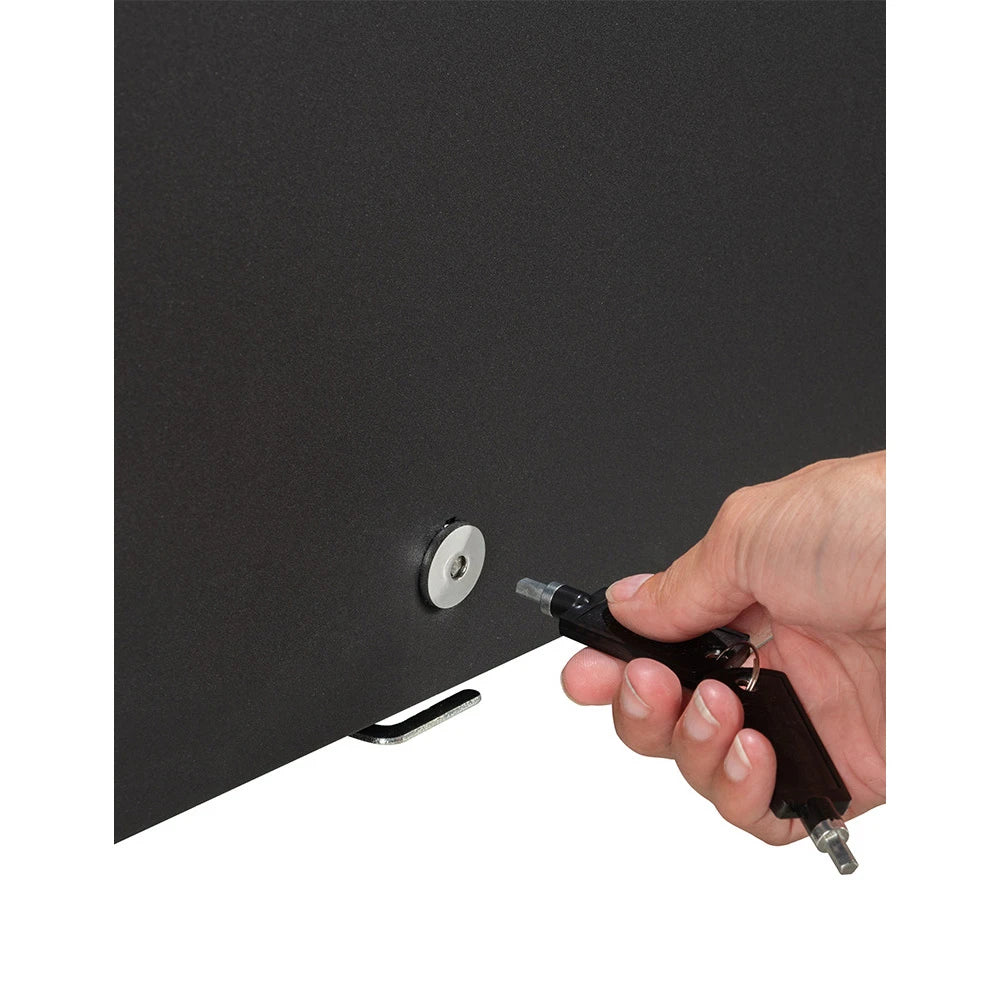 Vista cercana de la cerradura redonda de la vinoteca CTPNE120E y una mano con la llave a punto de insertarla.