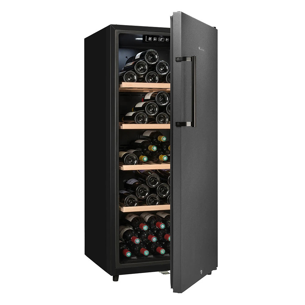 Vinoteca La Sommelière CTPNE120E con puerta parcialmente abierta, mostrando varias botellas almacenadas horizontalmente en estantes de madera.