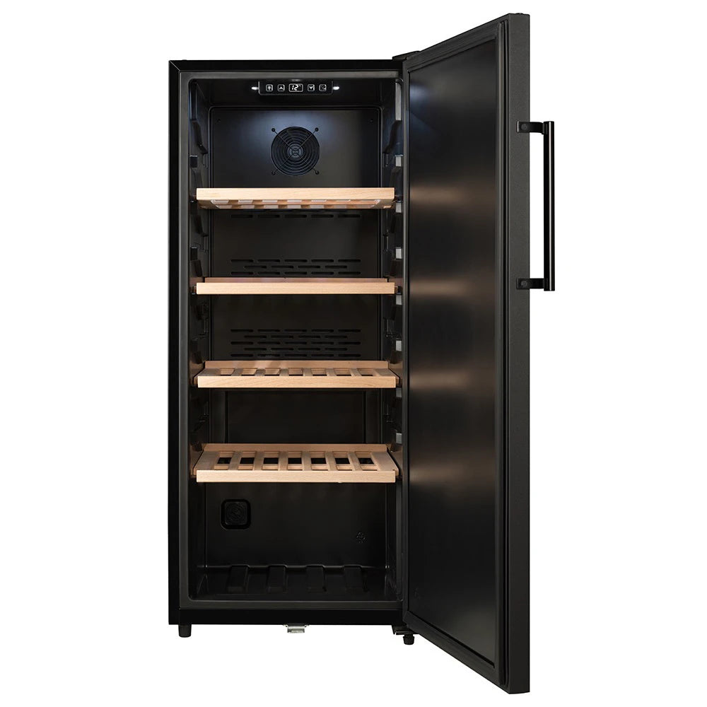 Vinoteca La Sommelière CTPNE120E con puerta abierta, mostrando interior vacío con cuatro estantes de madera y panel de control superior.