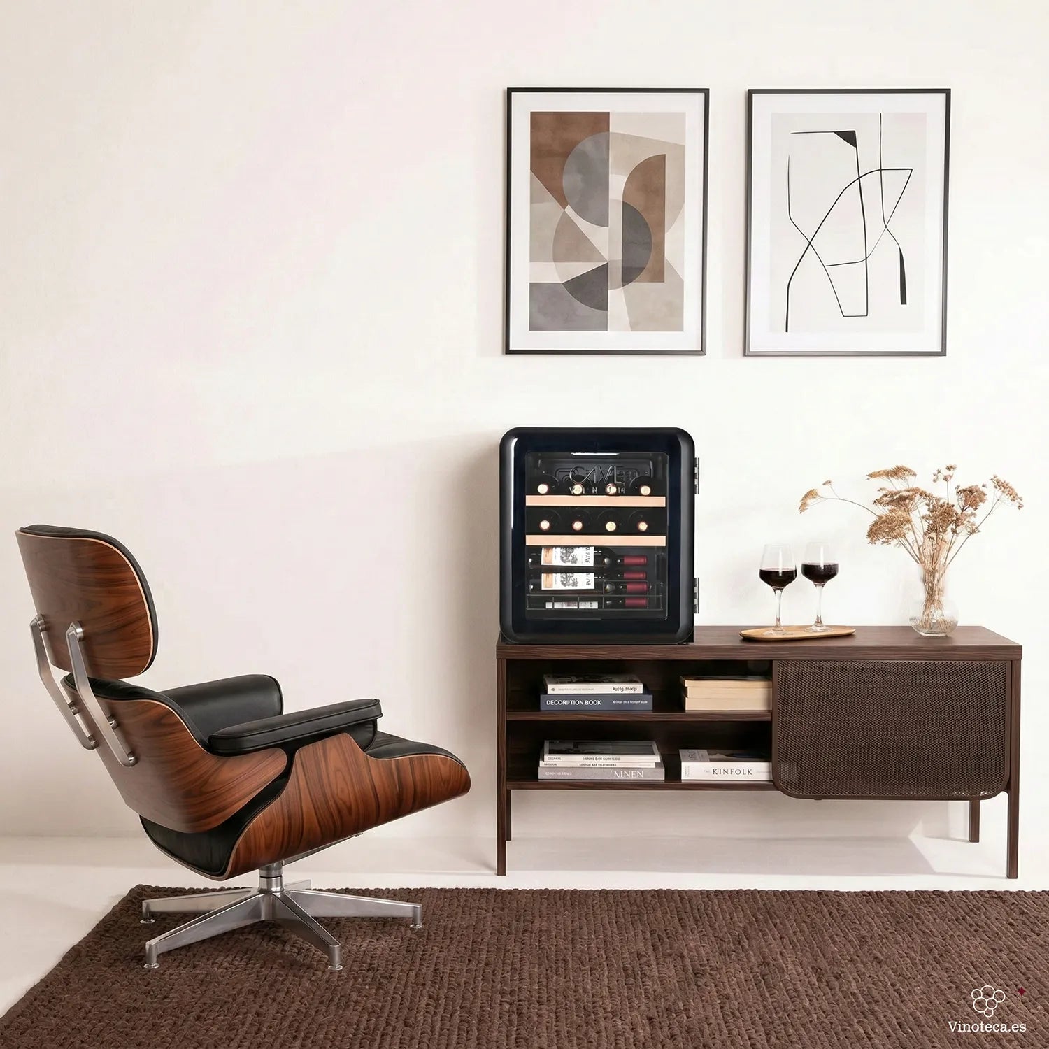 Vinoteca retro Cave Vinum CV-15 para 12 botellas sobre un mueble de madera en un salón moderno, con copas de vino tinto y decoración minimalista.