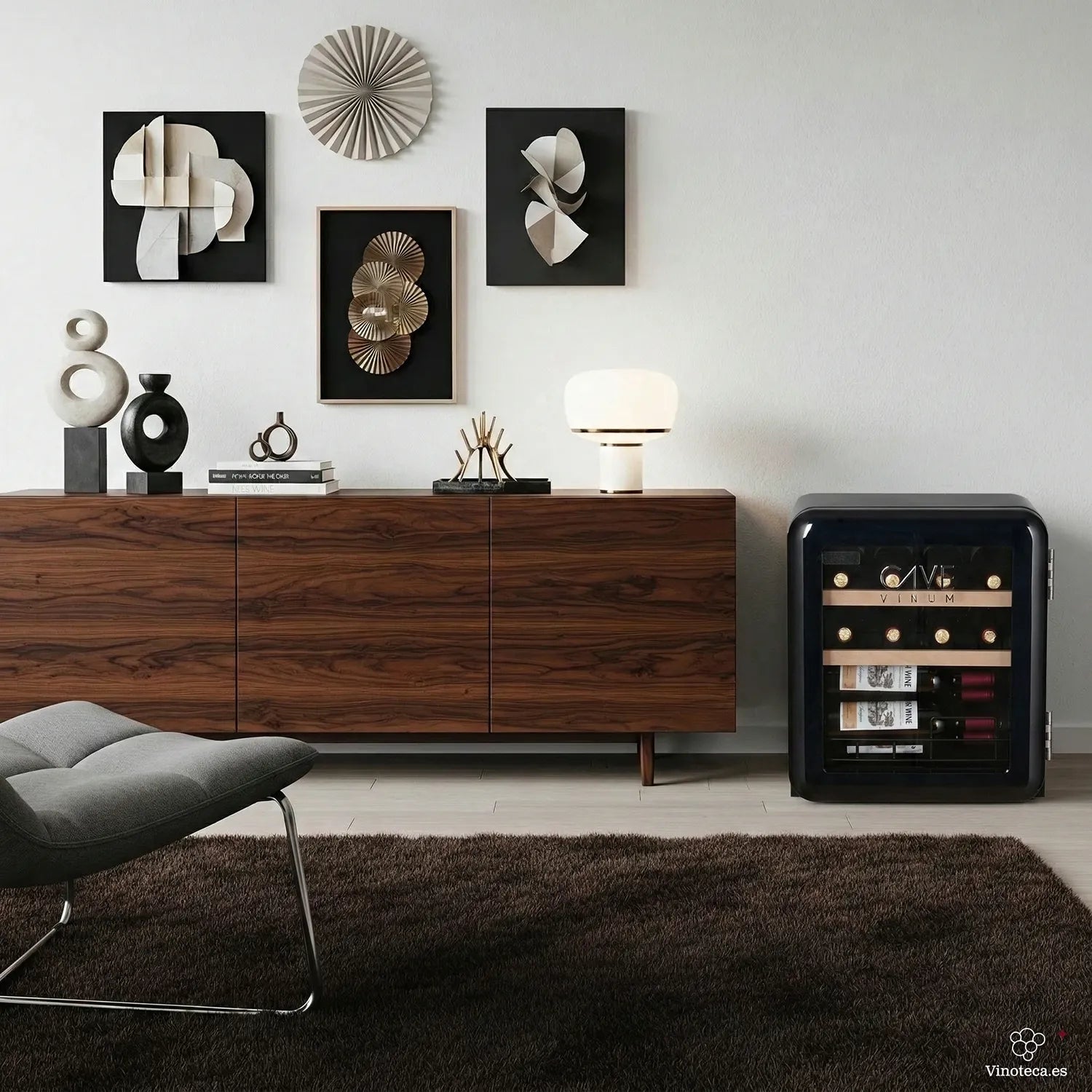 Vinoteca retro Cave Vinum CV-15 para 12 botellas colocada junto a un aparador de madera en un salón moderno con decoración minimalista.