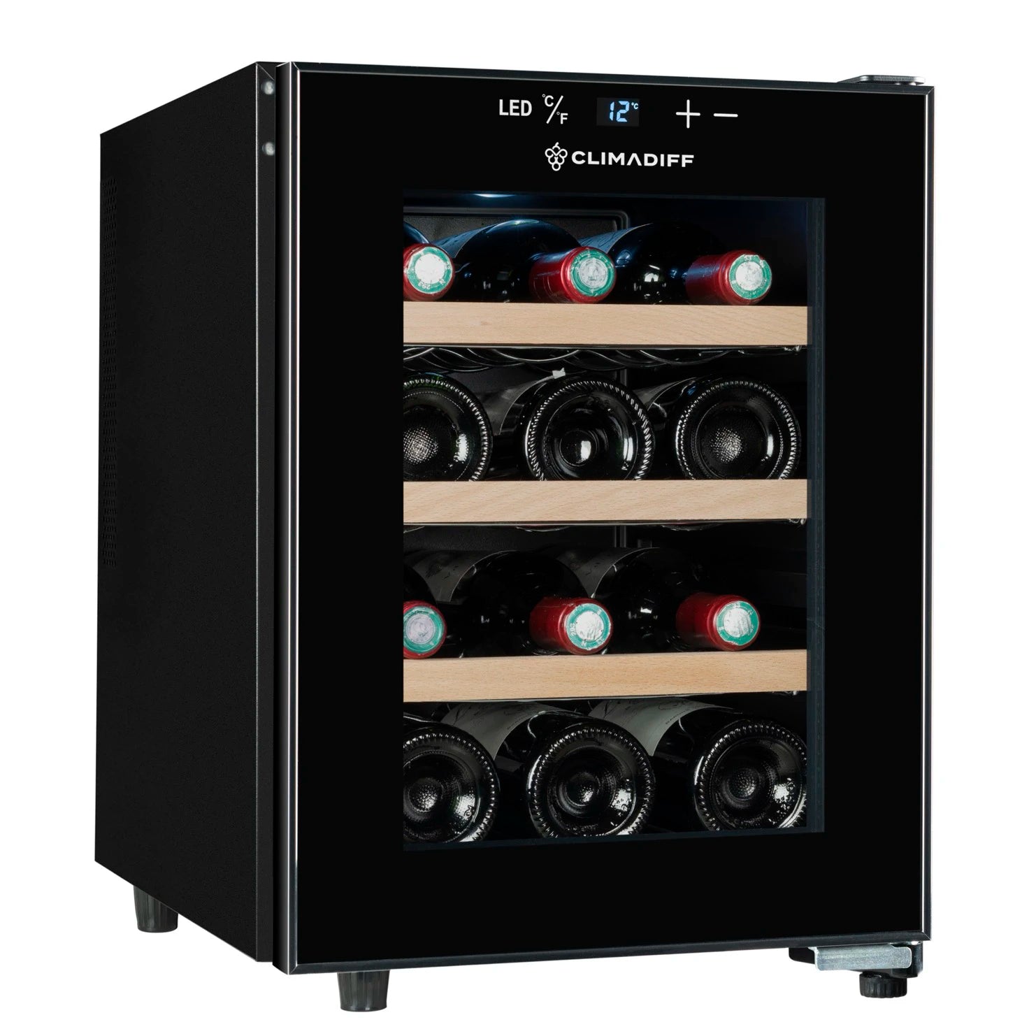 Vinoteca compacta Climadiff CUVEE12 con puerta de cristal, panel frontal negro con controles táctiles y cuatro estantes de madera que almacenan hasta 12 botellas de vino.