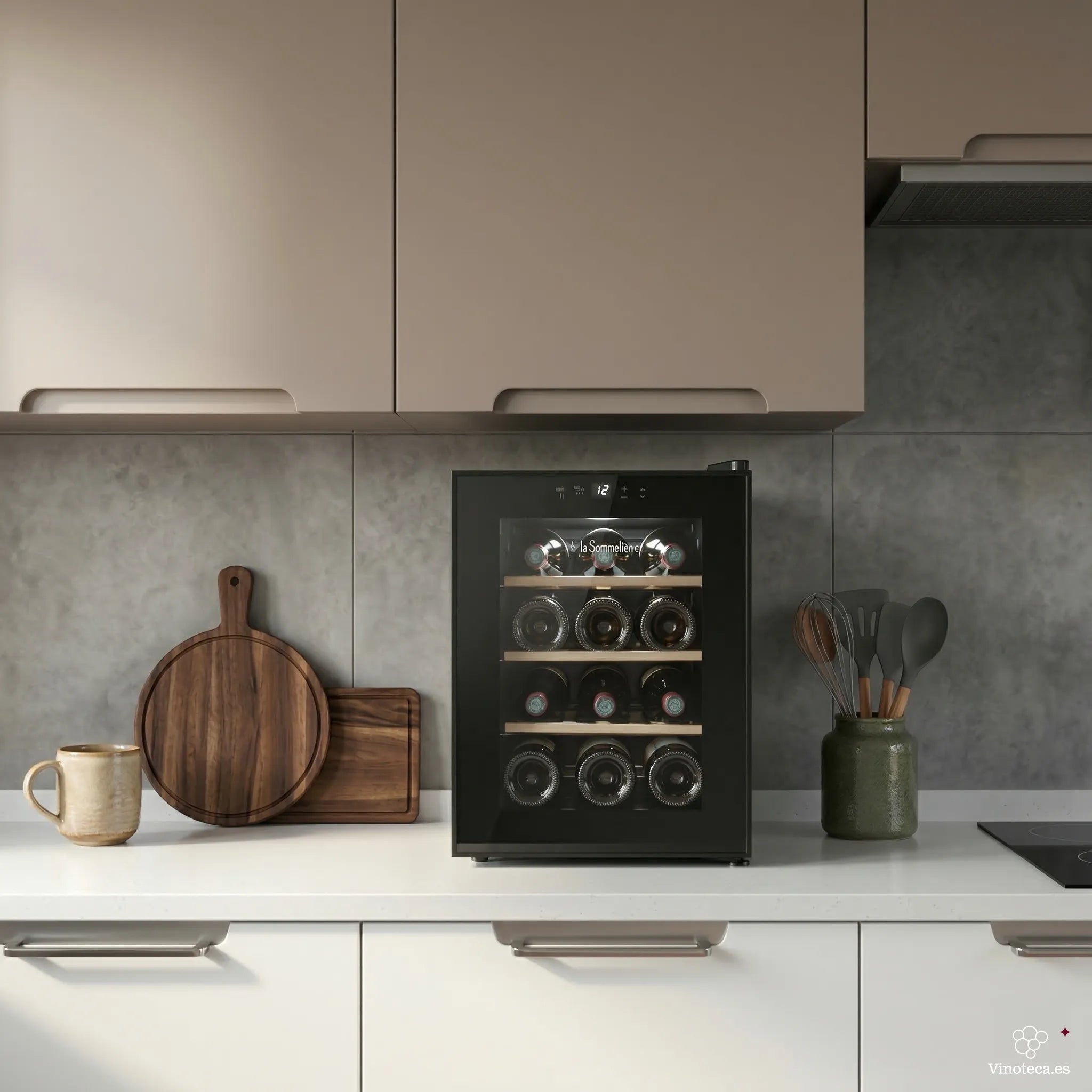 Vinoteca 12 botellas La Sommelière 12SILENCE sobbre la encimera de una cocina, con estantes de madera llenos de botellas.