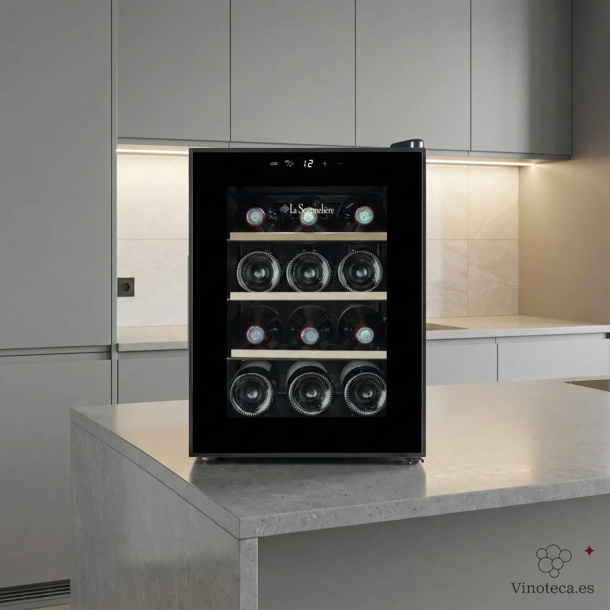 Vinoteca La Sommelière modelo 12SILENCE sobre una encimera moderna, con capacidad para 12 botellas distribuidas en estantes de madera y puerta de cristal.