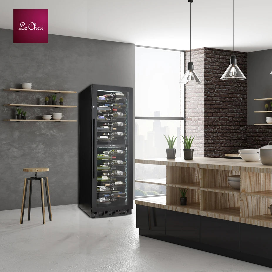 Vinoteca Le Chai PRO1200B de 120 botellas instalada en cocina, con acabado negro y puerta de cristal.
