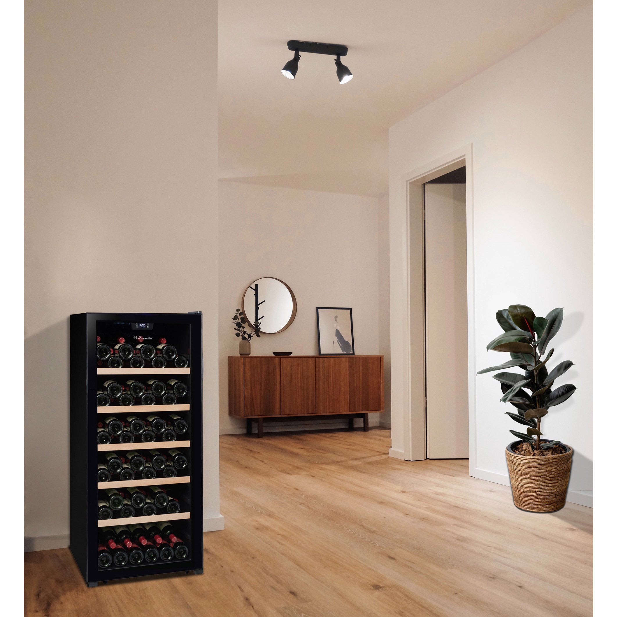 Vista de la Vinoteca 121 botellas La Sommelière LS117 Black con estantes de madera llenos de botellas