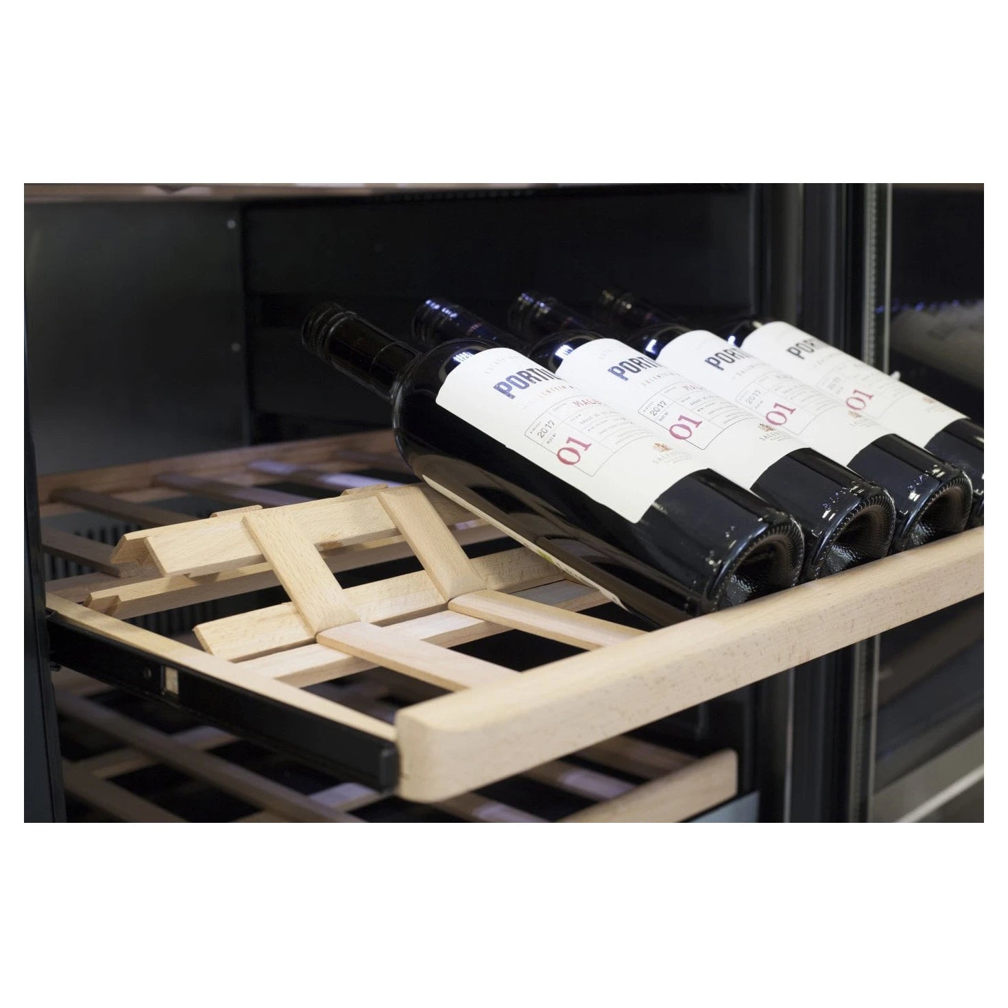 Caso Design WineChef Pro 126 2D, vinoteca de 126 botellas, detalle del interior con estantes.