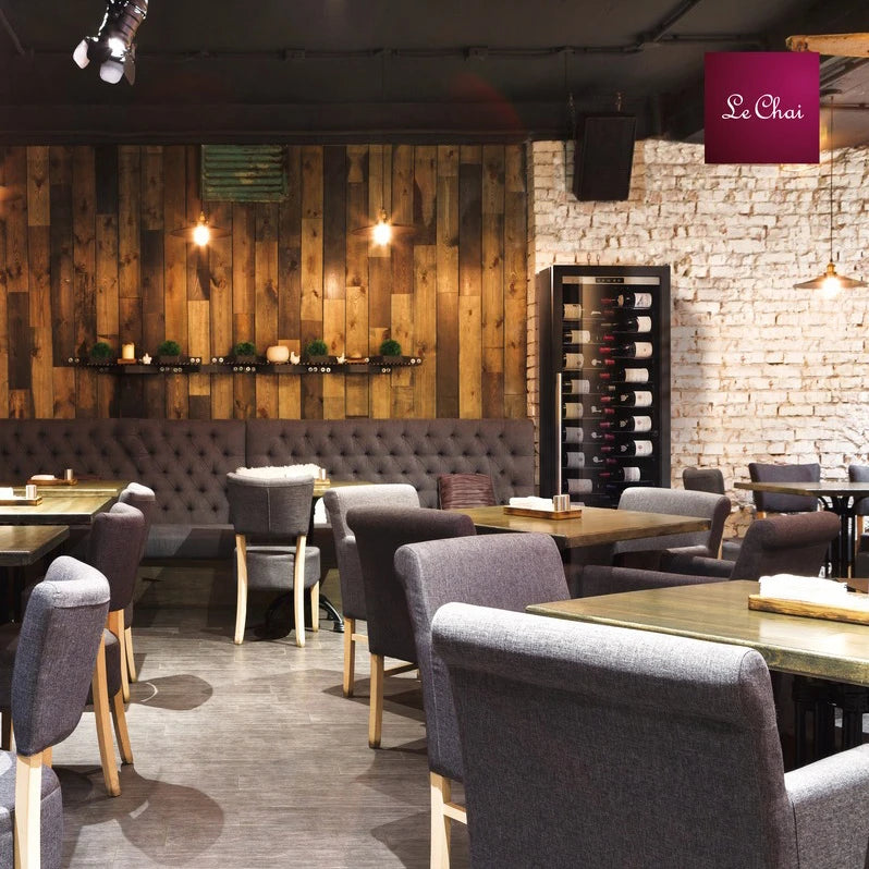 Vinoteca Le Chai PRO1320M de 132 botellas en ambiente de restaurante.