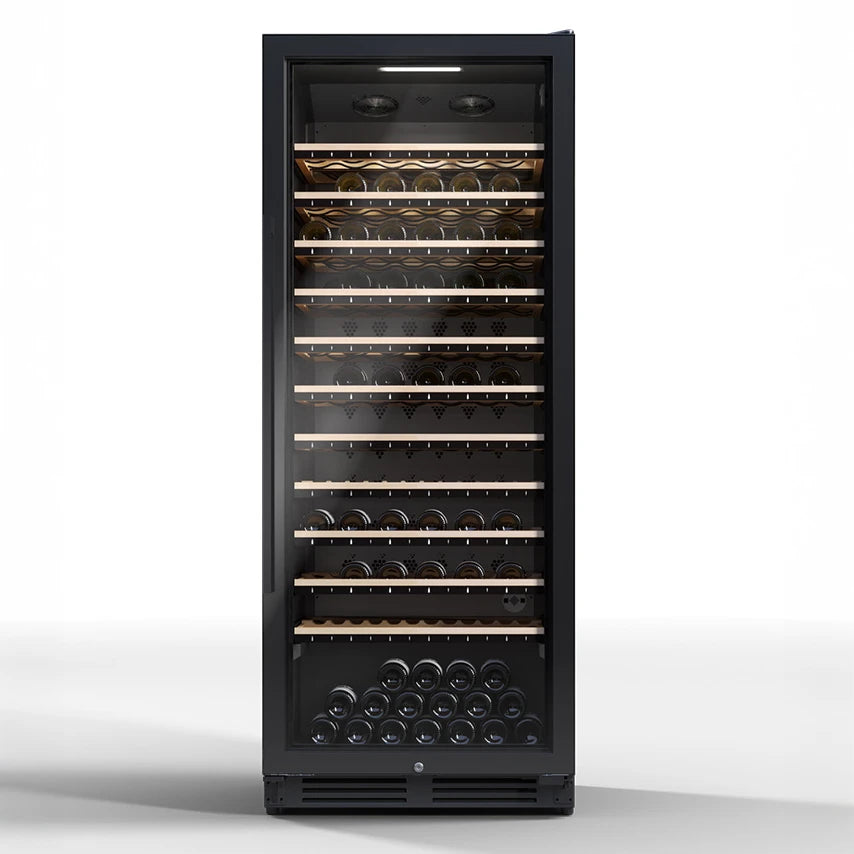 Vista de la Vinoteca 149 botellas La Sommelière ECELLAR.BI150 con estantes de madera llenos de botellas