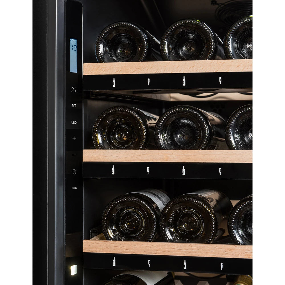 Vista detalle del panel de control de temperatura de la Vinoteca 149 botellas La Sommelière ECELLAR150G2 cargada de botellas de vino