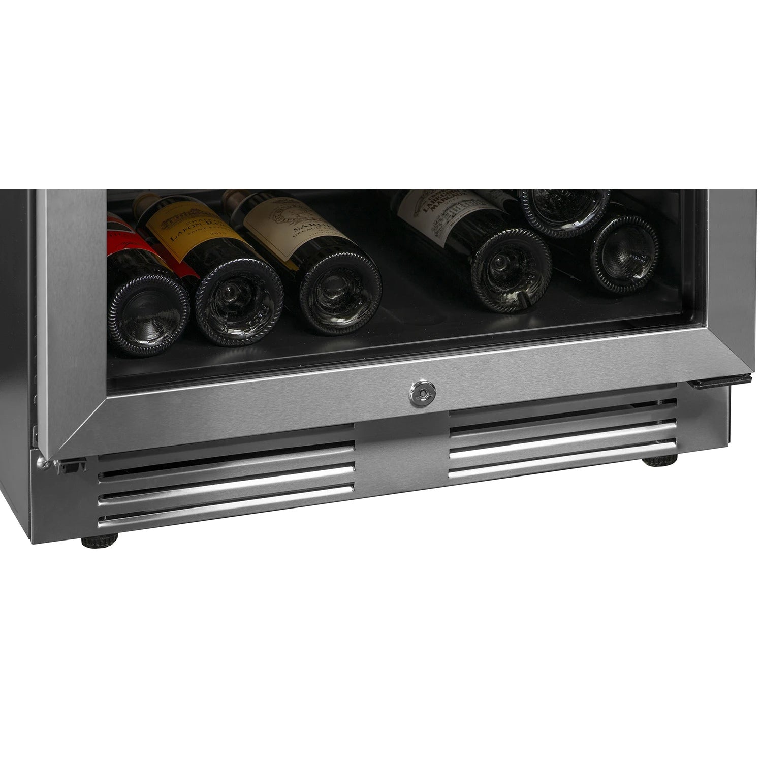 Detalle del zócalo inferior de la vinoteca La Sommelière MT150DZ, con acabado en acero inoxidable, rejilla de ventilación doble horizontal y cerradura central bajo la puerta de vidrio, con botellas de vino visibles en el interior.