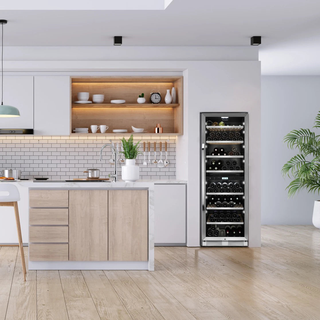 Vinoteca empotrada La Sommelière MT150DZ de doble zona, con capacidad para 152 botellas, integrada en una cocina moderna de estilo minimalista, con estantes metálicos y puerta de vidrio.