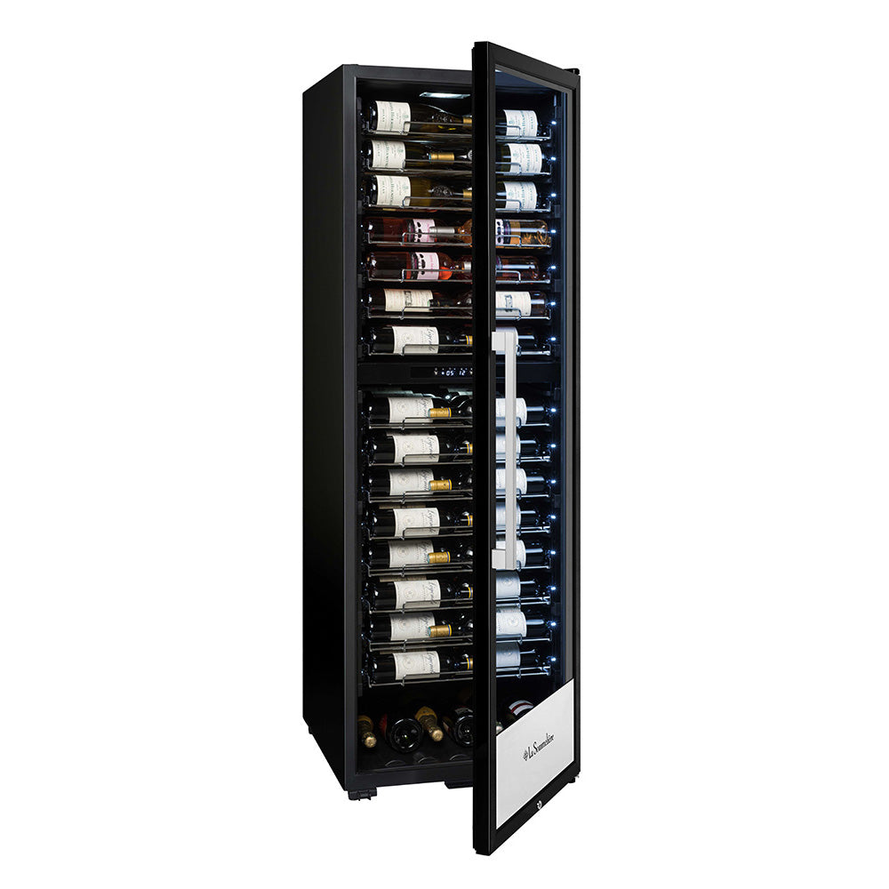 Vista de la Vinoteca de envejecimiento 152 botellas La Sommelière PRO160DZN doble zona con estantes de madera llenos de botellas