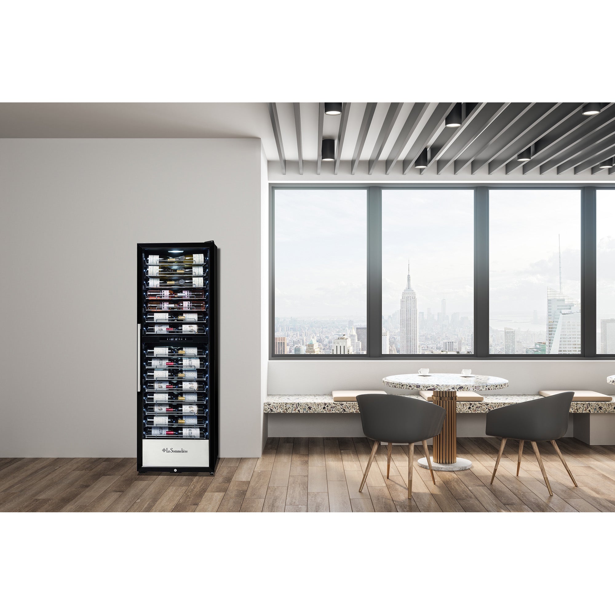 Vinoteca de envejecimiento 152 botellas La Sommelière PRO160DZN doble zona instalada en una salón moderno, completamente abastecida con botellas de vino.
