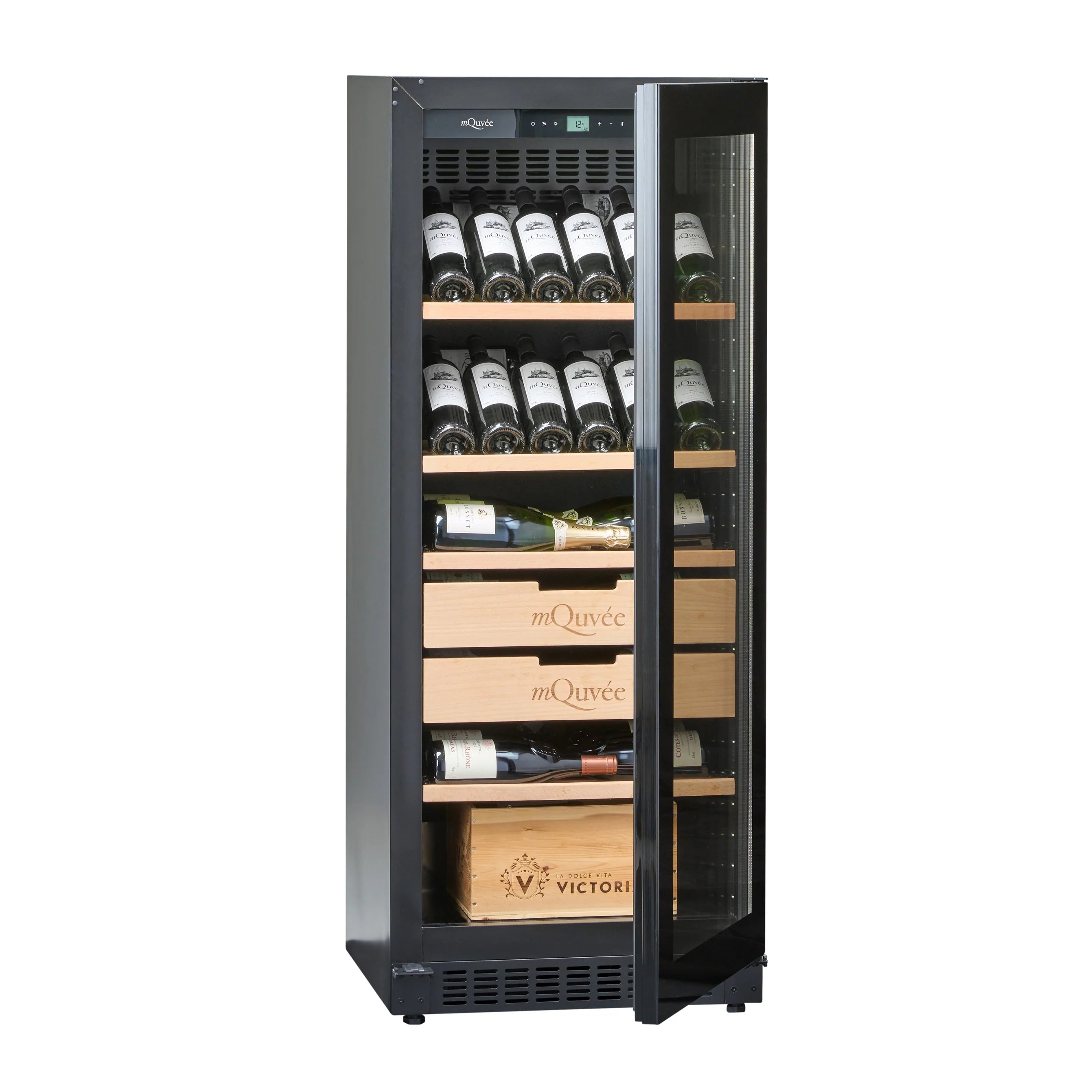 Vinoteca mQuvée VELVET 100 Premium Package con puerta de cristal entreabierta, mostrando botellas de vino organizadas en estantes de madera y cajones marcados con los logotipos “mQuvée” y “Victoria”.