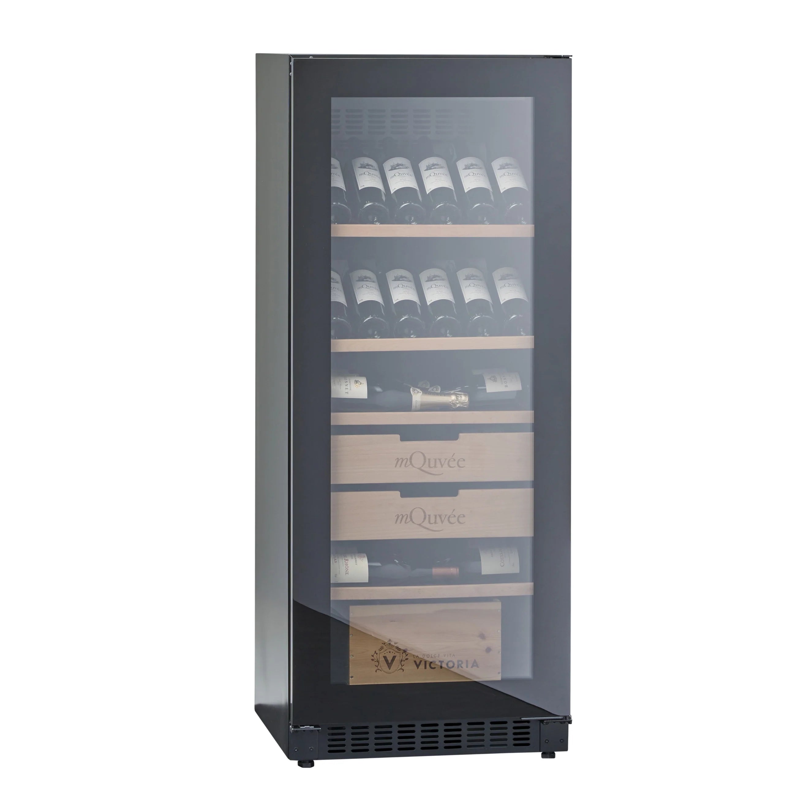 Vinoteca mQuvée VELVET 100 Premium Package con puerta de cristal cerrada, ligeramente reflectante, que deja entrever botellas de vino organizadas en estantes de madera y cajas etiquetadas “mQuvée” y “Victoria”.