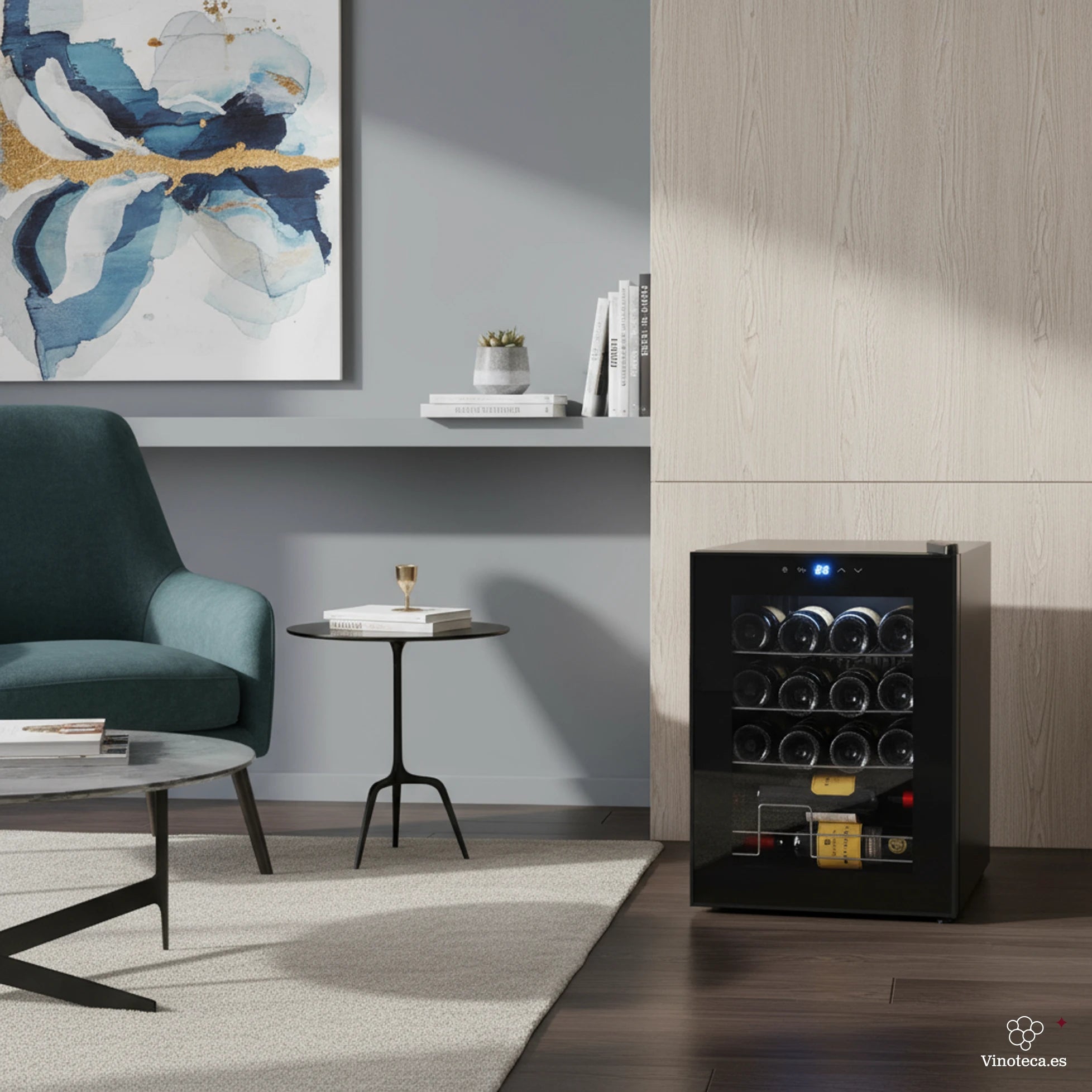 Vinoteca Cavanova CV016CNM de 16 botellas integrada en un salón moderno, colocada sobre el suelo junto a una pared de madera clara, con decoración contemporánea que incluye un sillón verde, mesas auxiliares y una pintura abstracta azul.