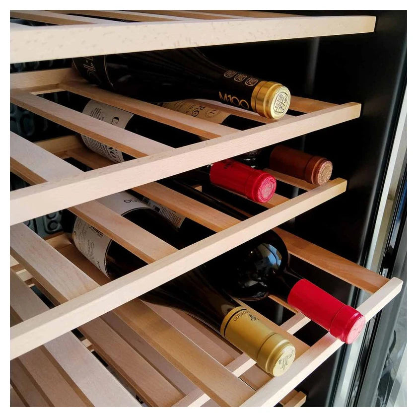 Vinoteca Cave Vinum CV166-BL-2T PREMIUM de 166 botellas, doble zona, detalle del interior con estantes de madera.