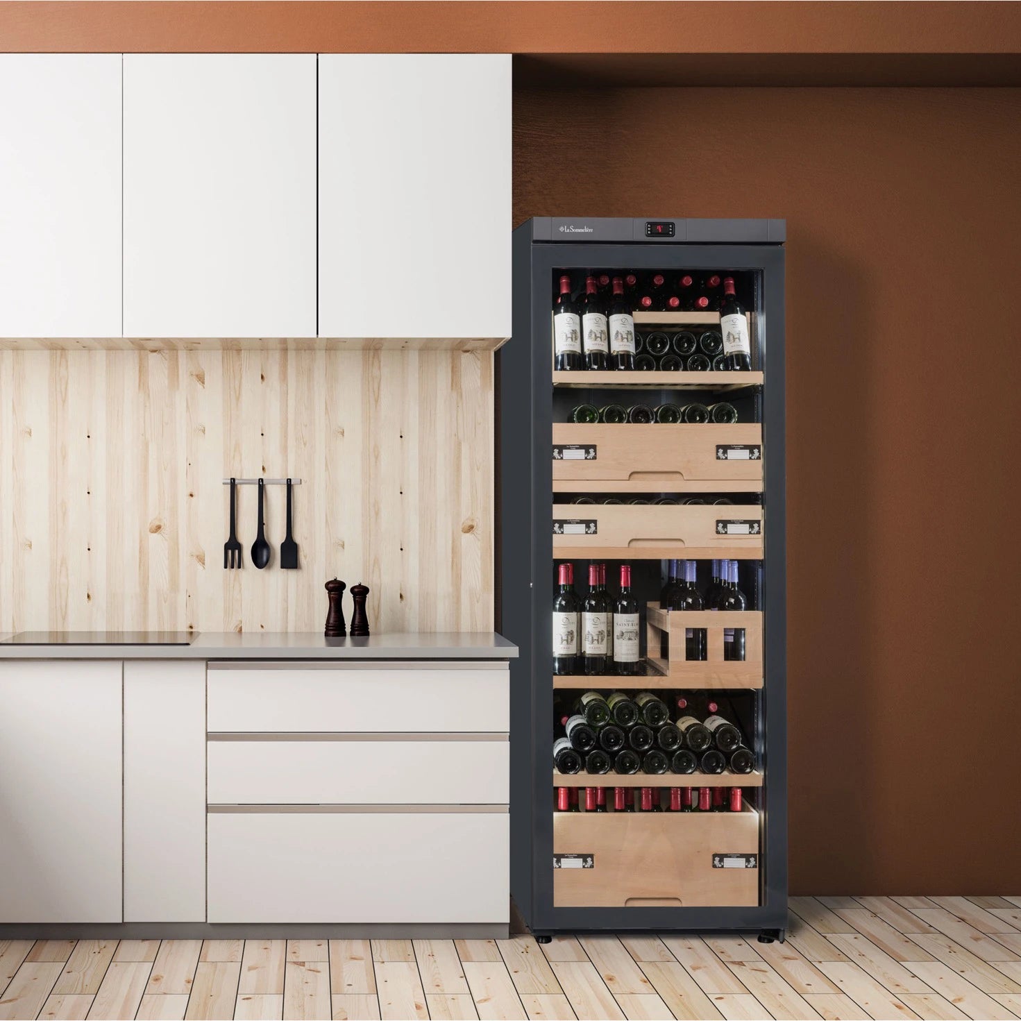 Vinoteca profesional La Sommelière de triple zona, con estantes de madera natural y botellas organizadas, destacando en una cocina contemporánea de estilo minimalista.