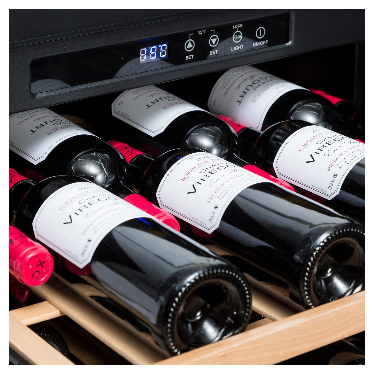 Primer plano del interior de una vinoteca con botellas de vino acostadas en estantes de madera y panel digital superior marcando 15 °C.