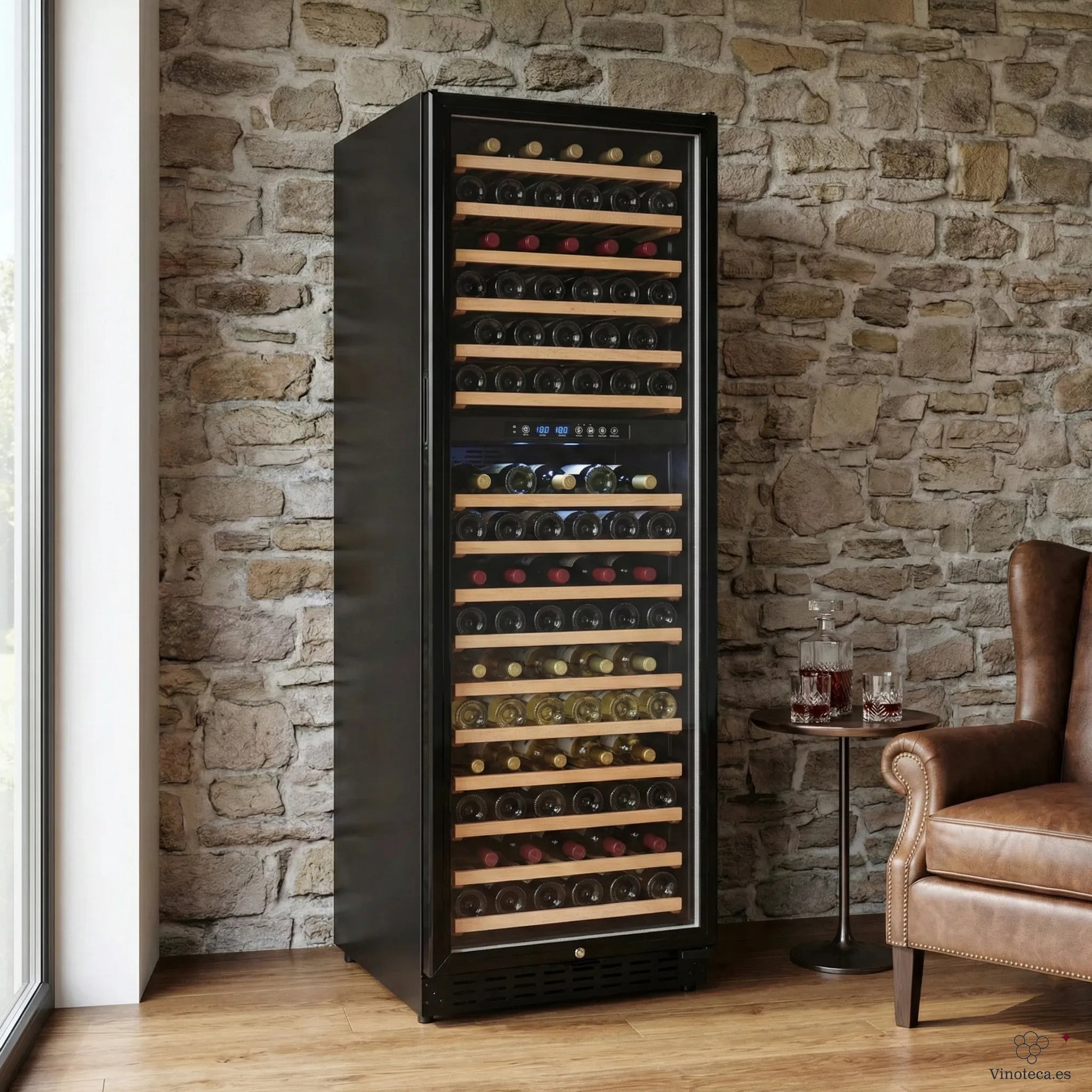 Vinoteca Vinobox V168 GC 2T Black de 166 botellas instalada en ambiente interior con acabado negro.