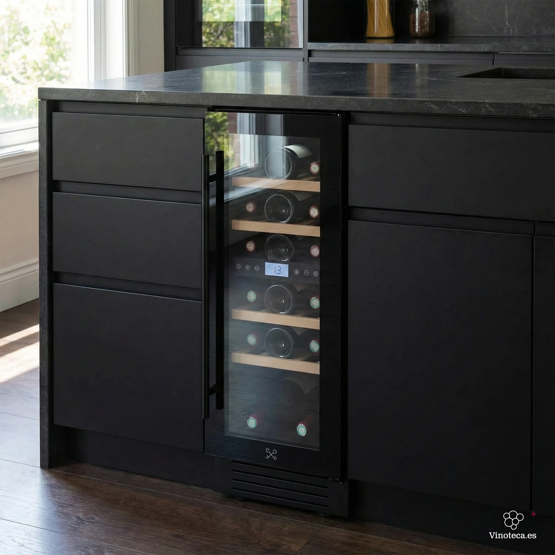 Vinoteca compacta empotrada bajo una isla de cocina negra mate con encimera de piedra oscura