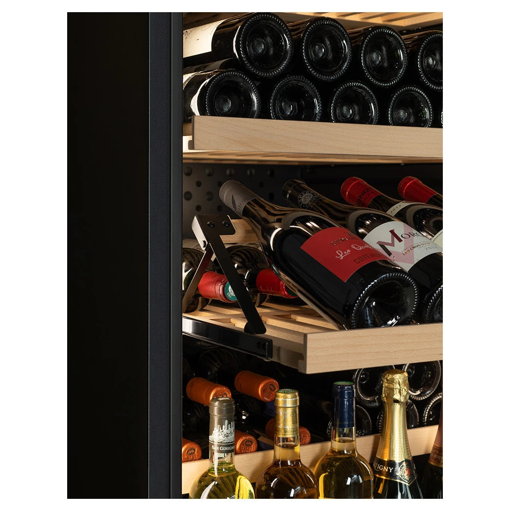 Interior La Sommelière VIP177 Edition con botellas en bandejas extraíbles de madera y champán en zona inferior